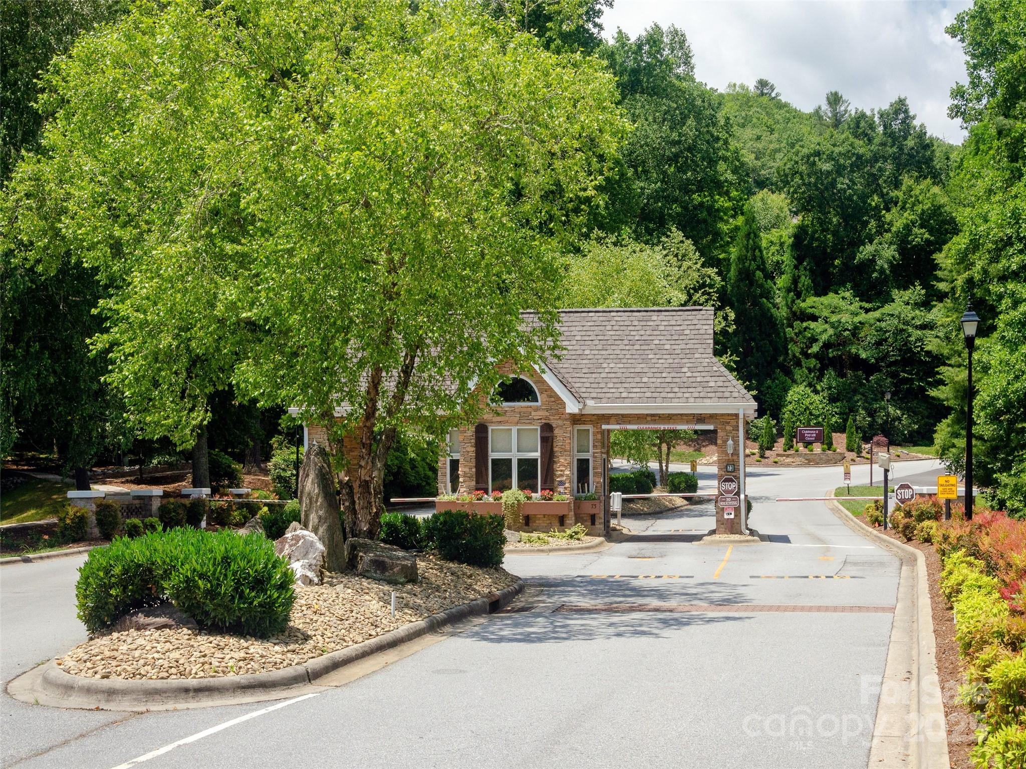 210 Black Oak Lane — Hendersonville