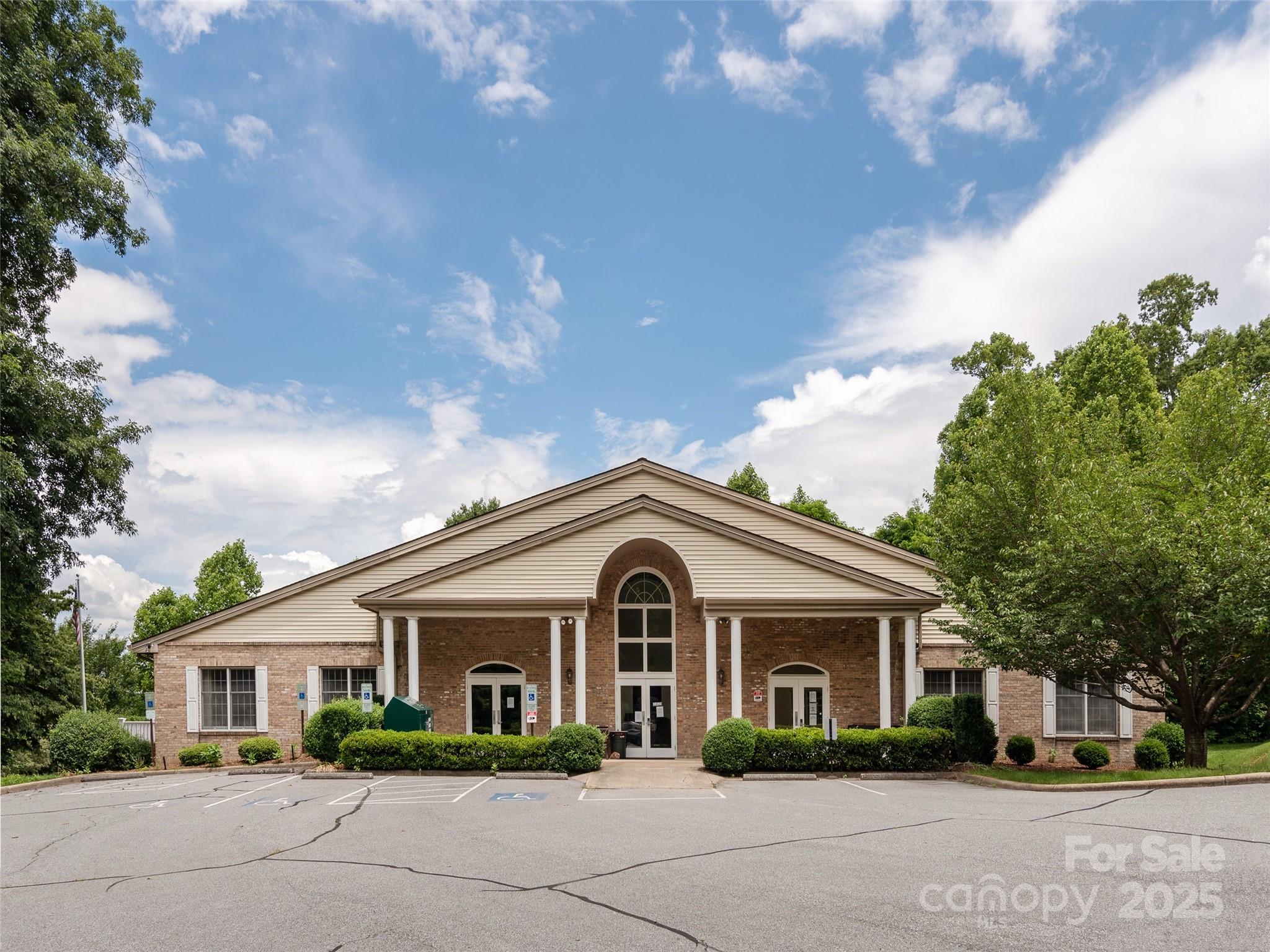 210 Black Oak Lane — Hendersonville