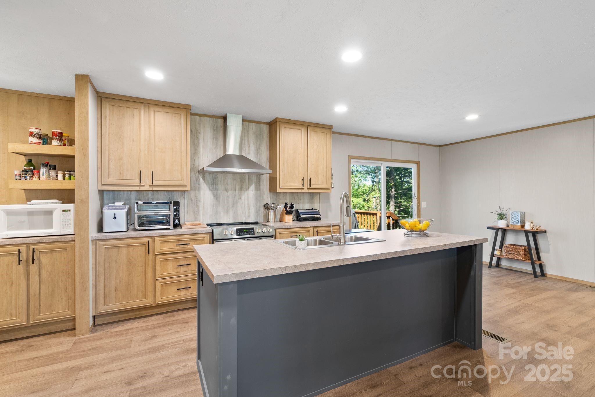 102 Kiwassa Lane — Hendersonville