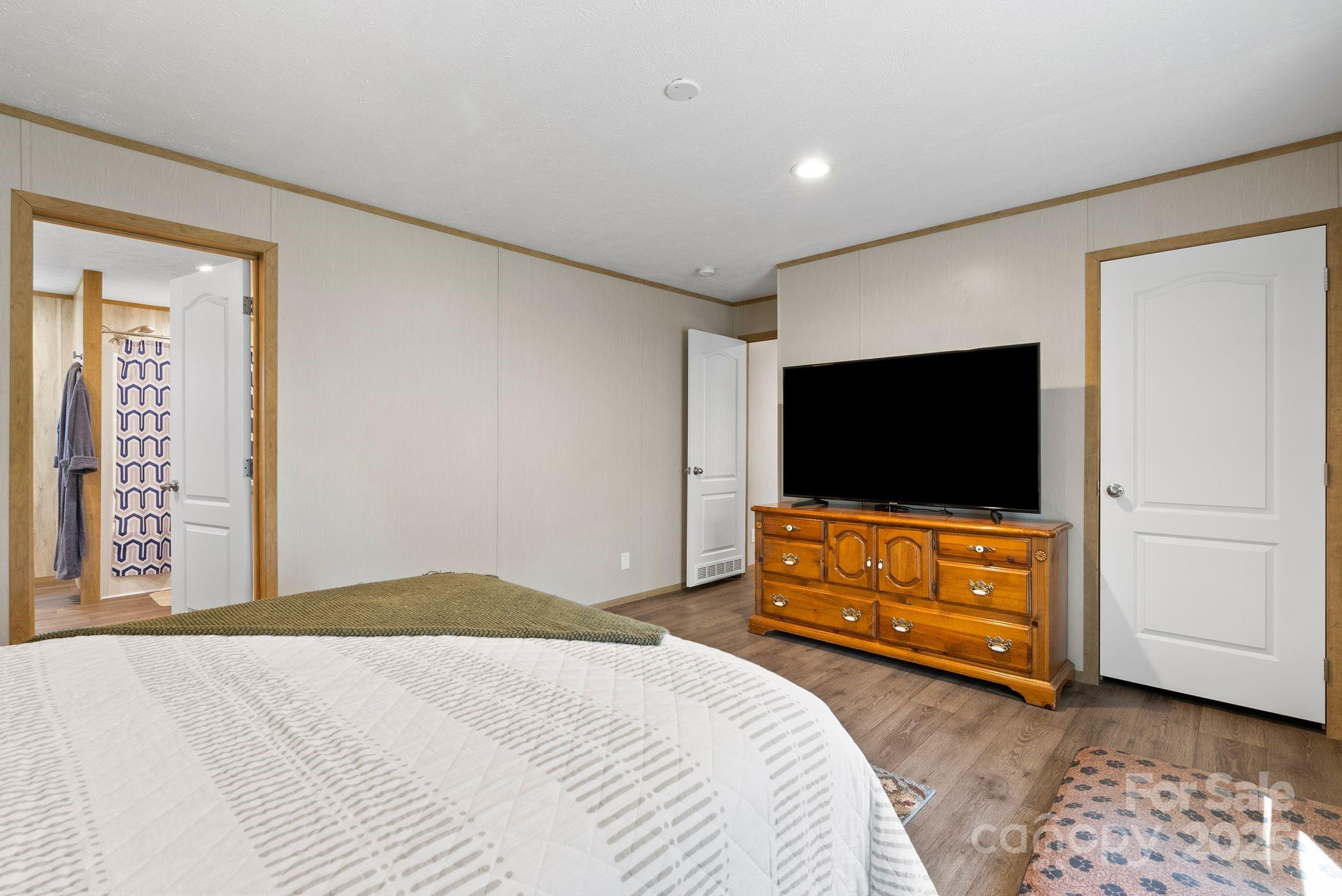 102 Kiwassa Lane — Hendersonville