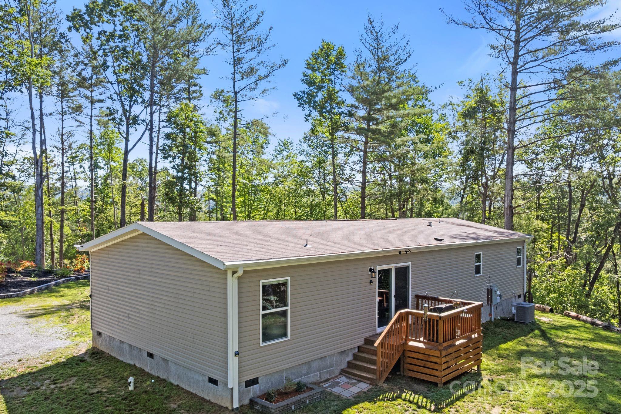 102 Kiwassa Lane — Hendersonville