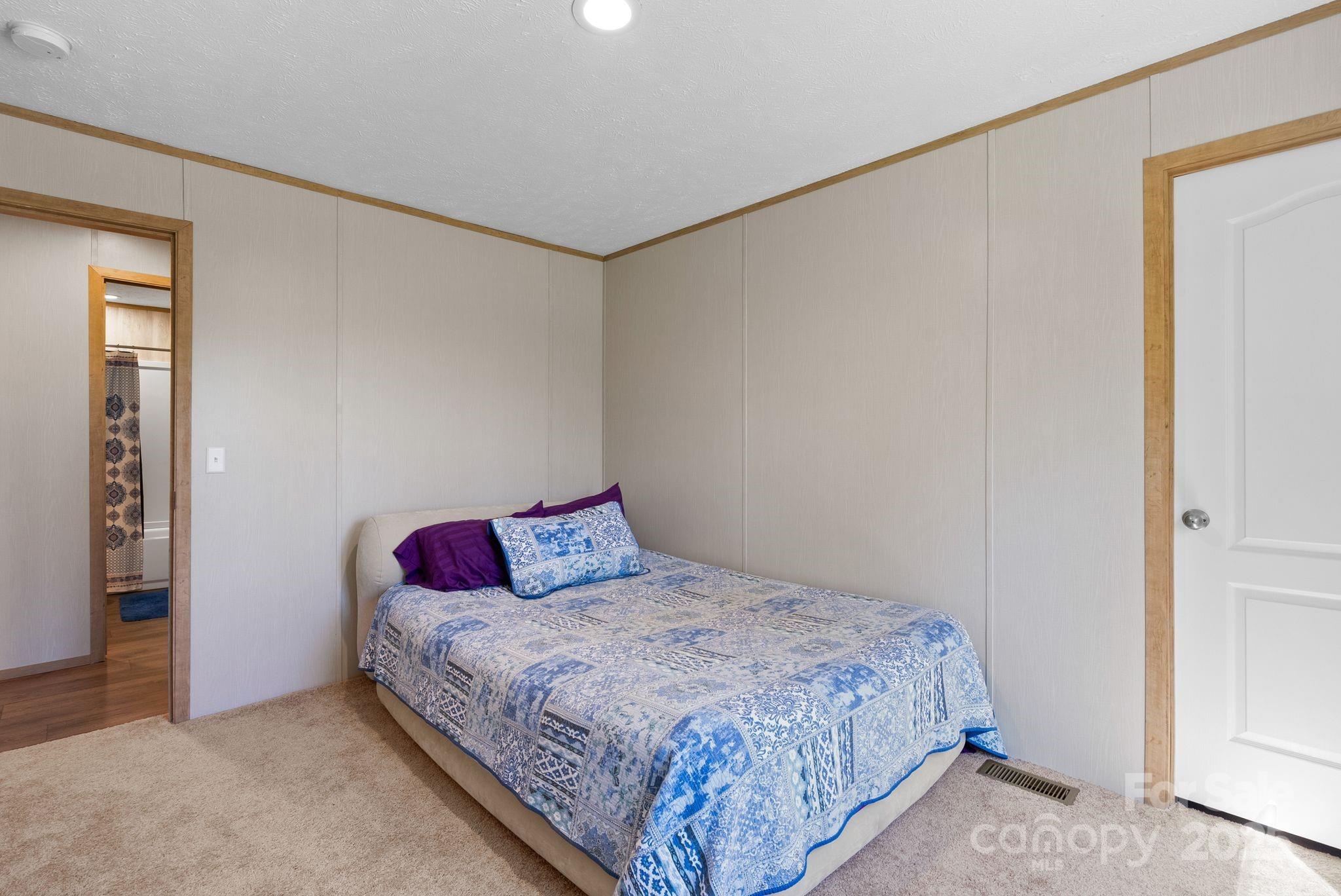 102 Kiwassa Lane — Hendersonville