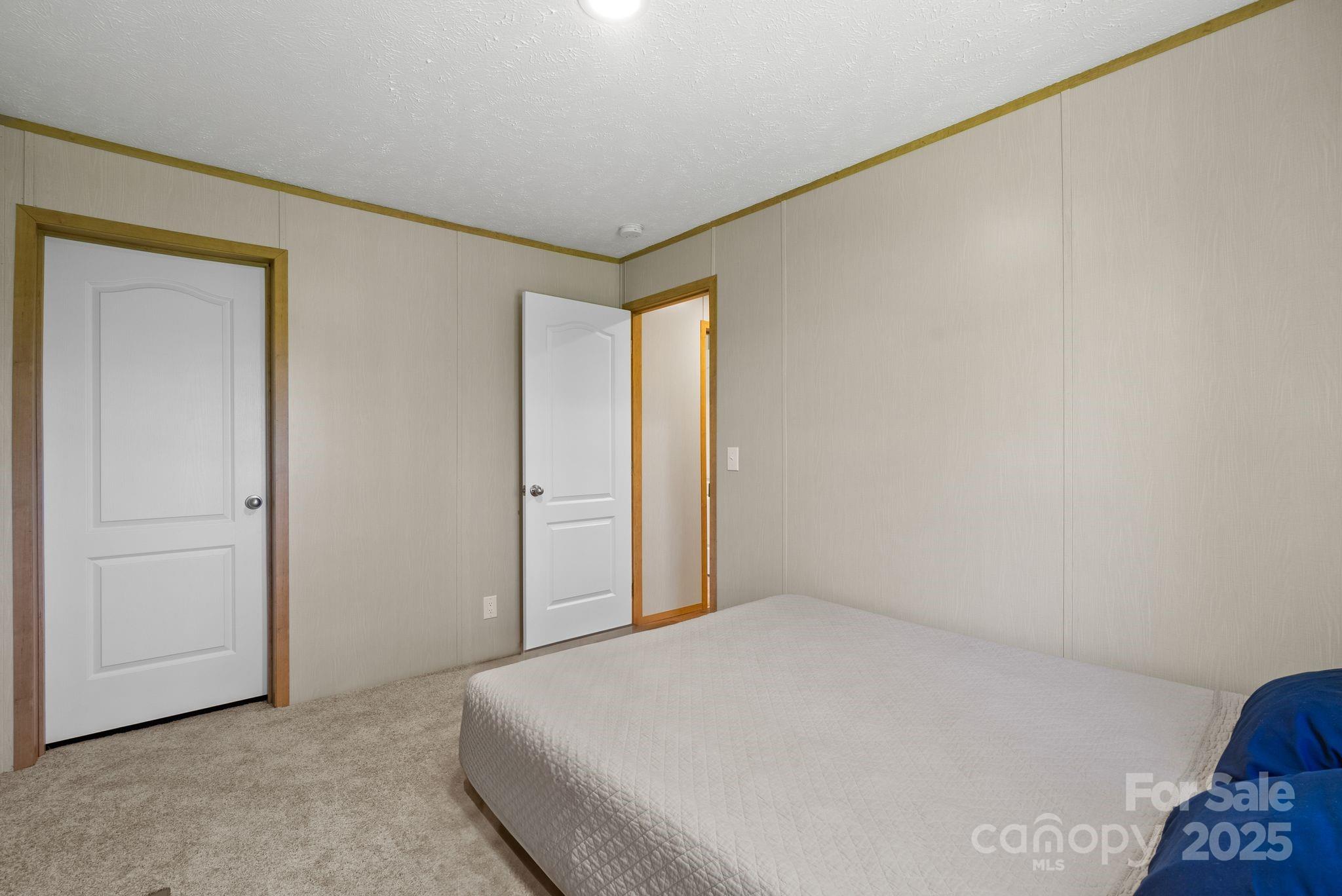 102 Kiwassa Lane — Hendersonville