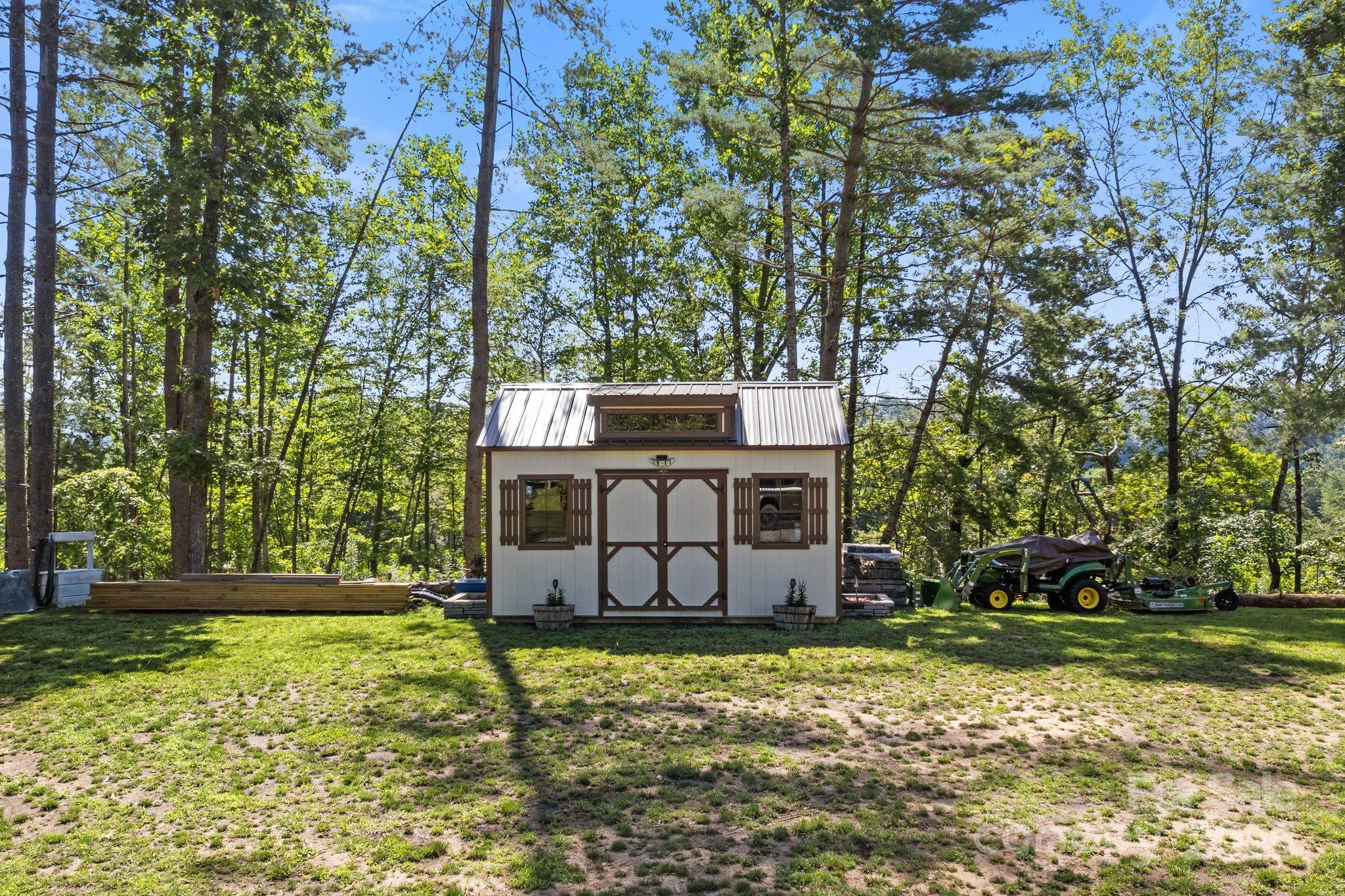 102 Kiwassa Lane — Hendersonville