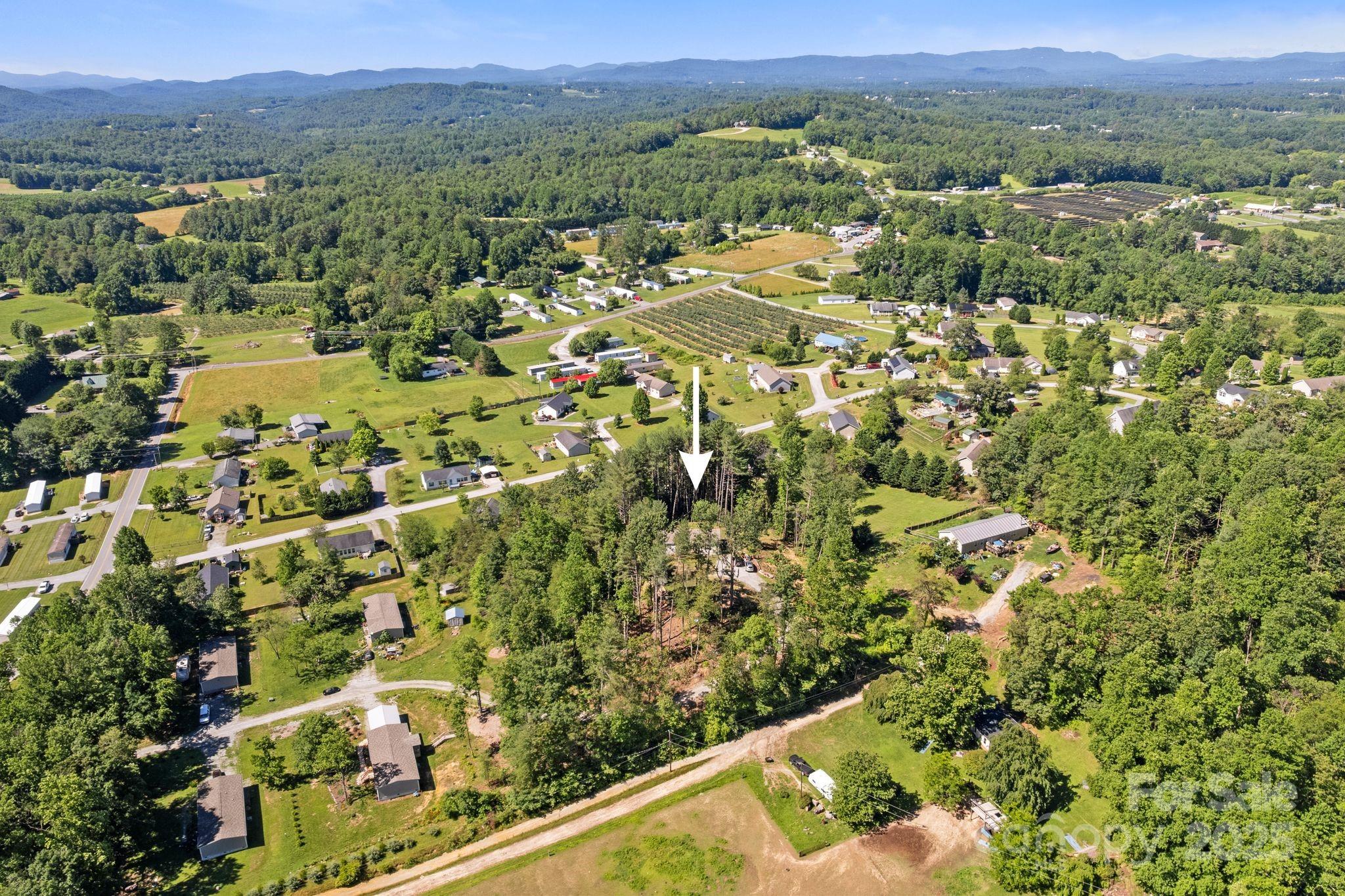 102 Kiwassa Lane — Hendersonville