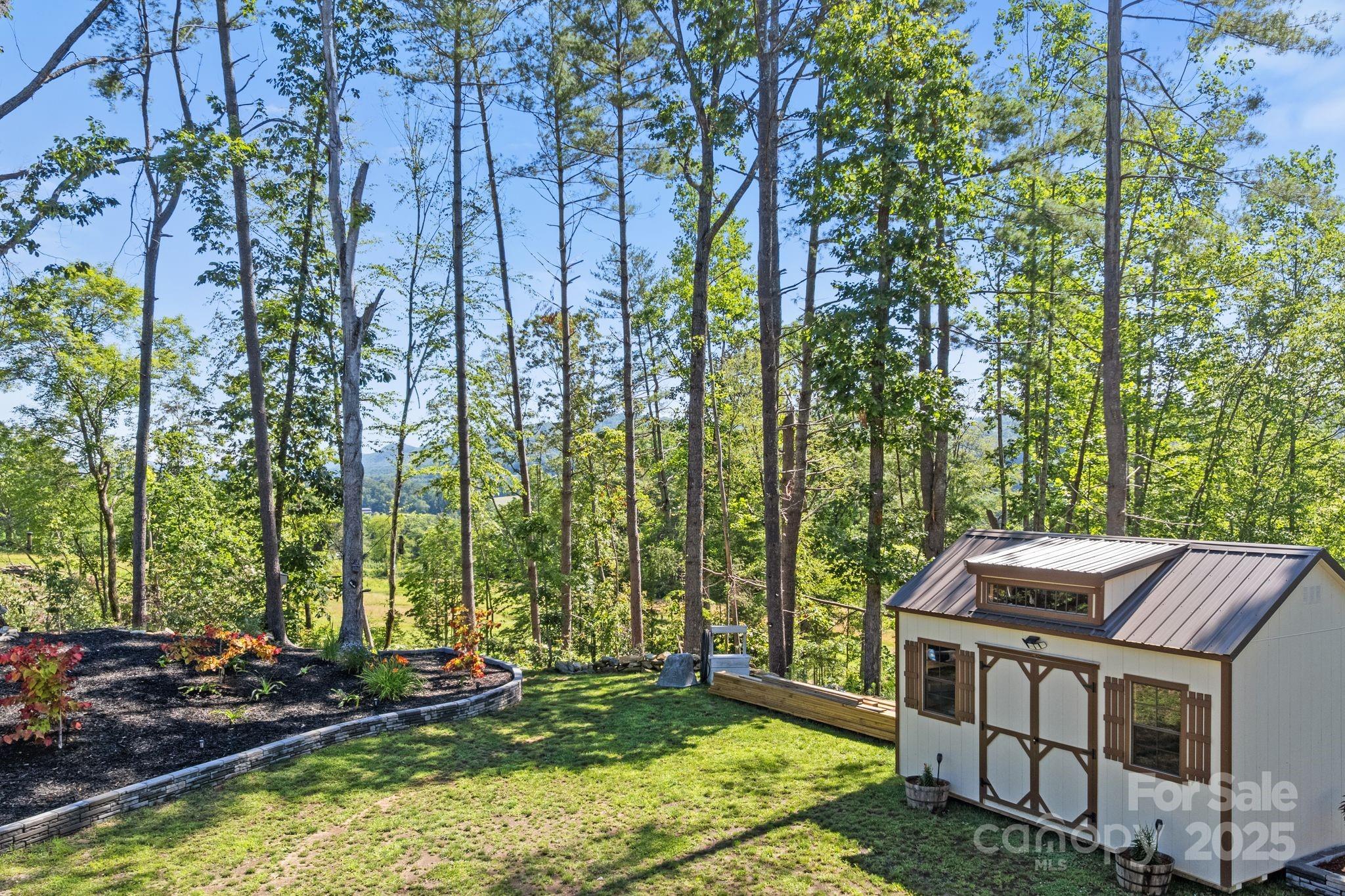 102 Kiwassa Lane — Hendersonville