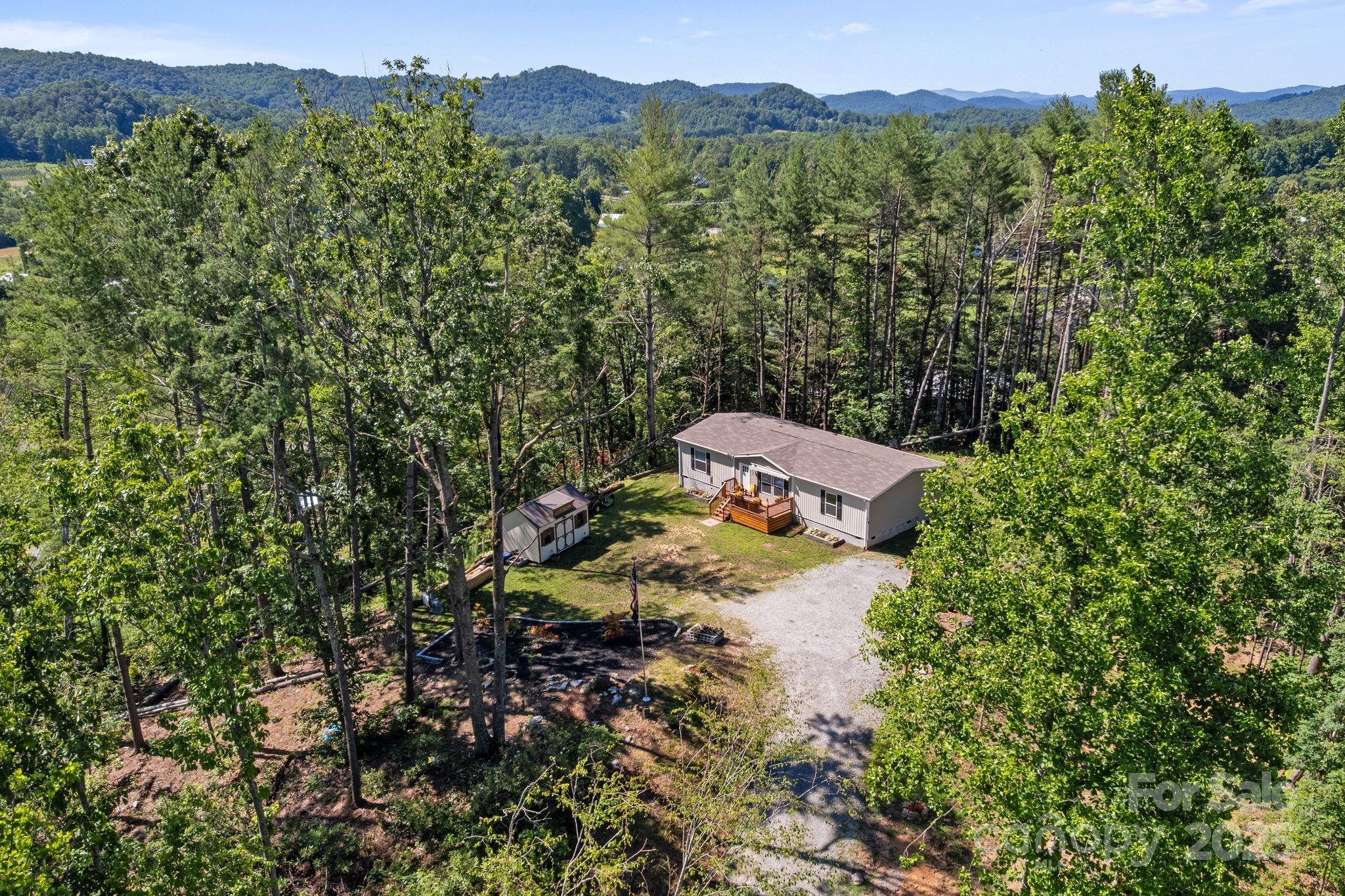 102 Kiwassa Lane — Hendersonville