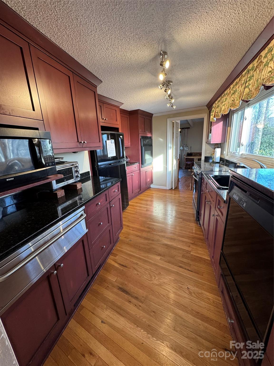 160 Crestwood Circle — Newland