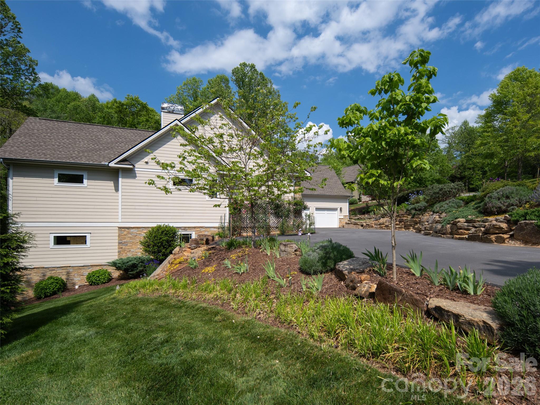 123 Orvis Stone Circle — Biltmore Lake