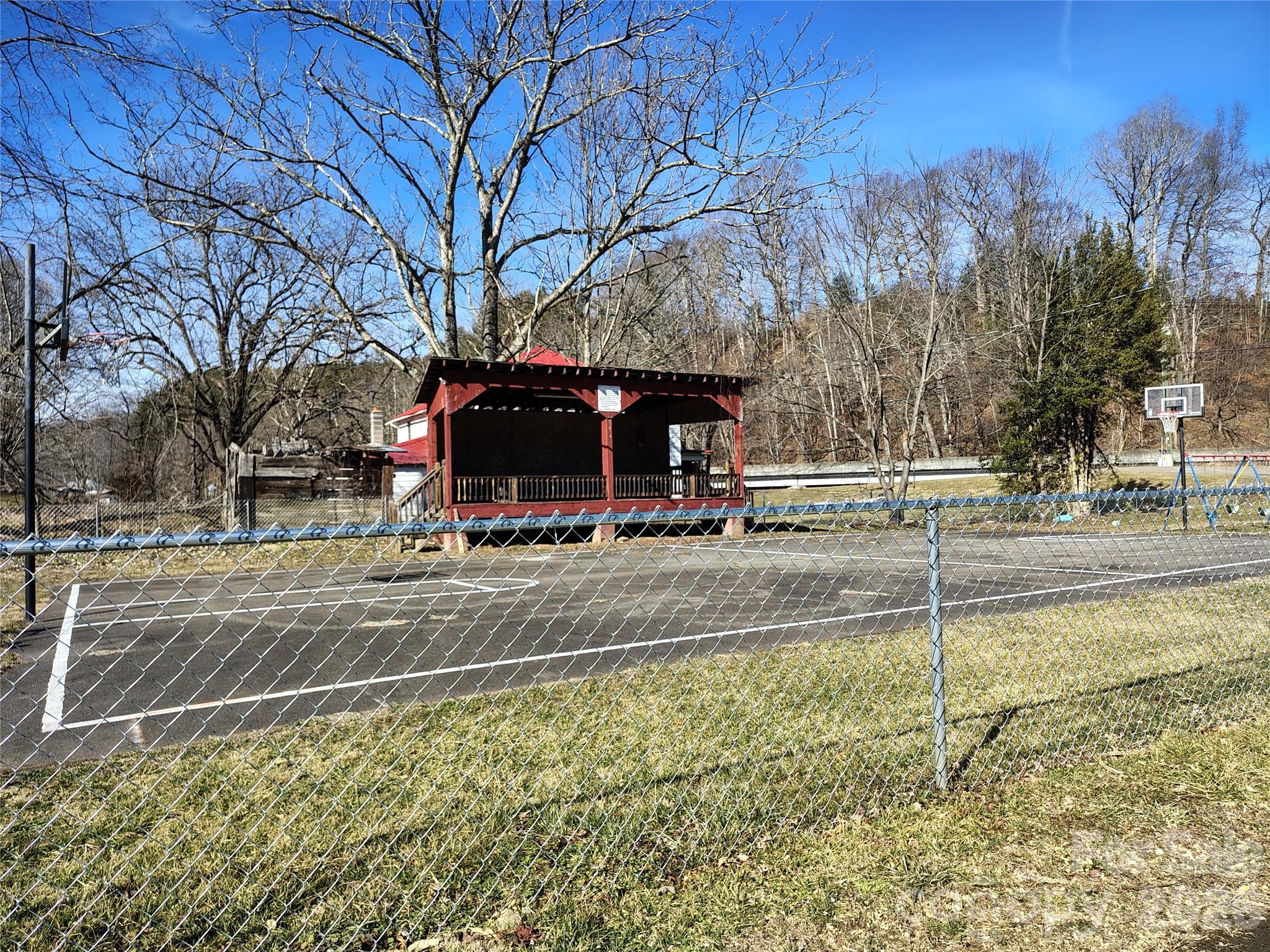 166 Old Helton School Road — Lansing