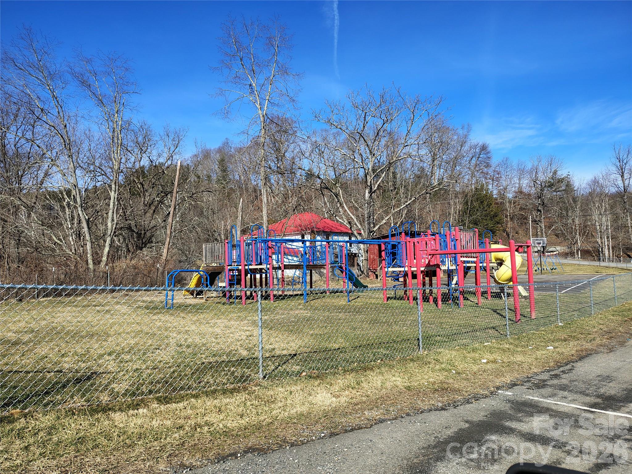 166 Old Helton School Road — Lansing