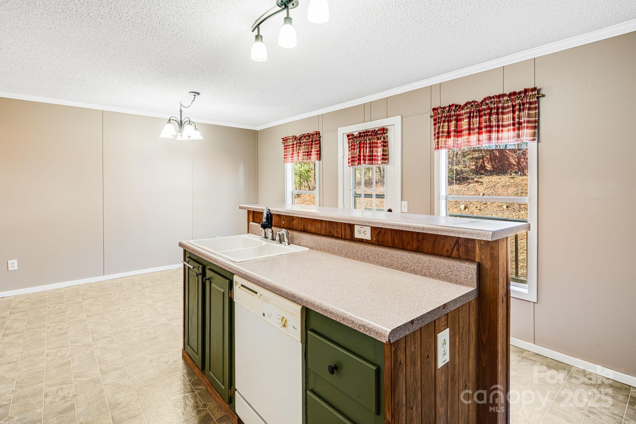 15 Cyrus Lane — Weaverville