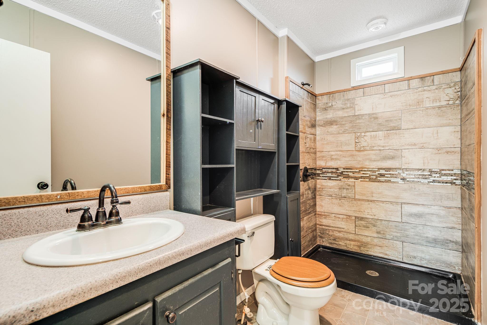 15 Cyrus Lane — Weaverville