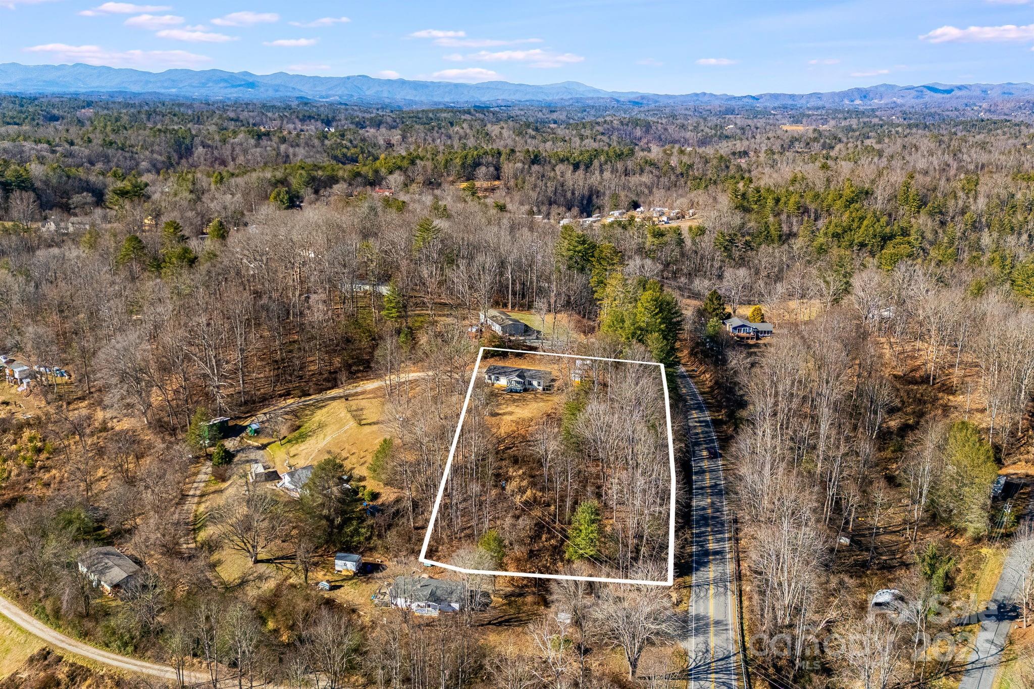 15 Cyrus Lane — Weaverville