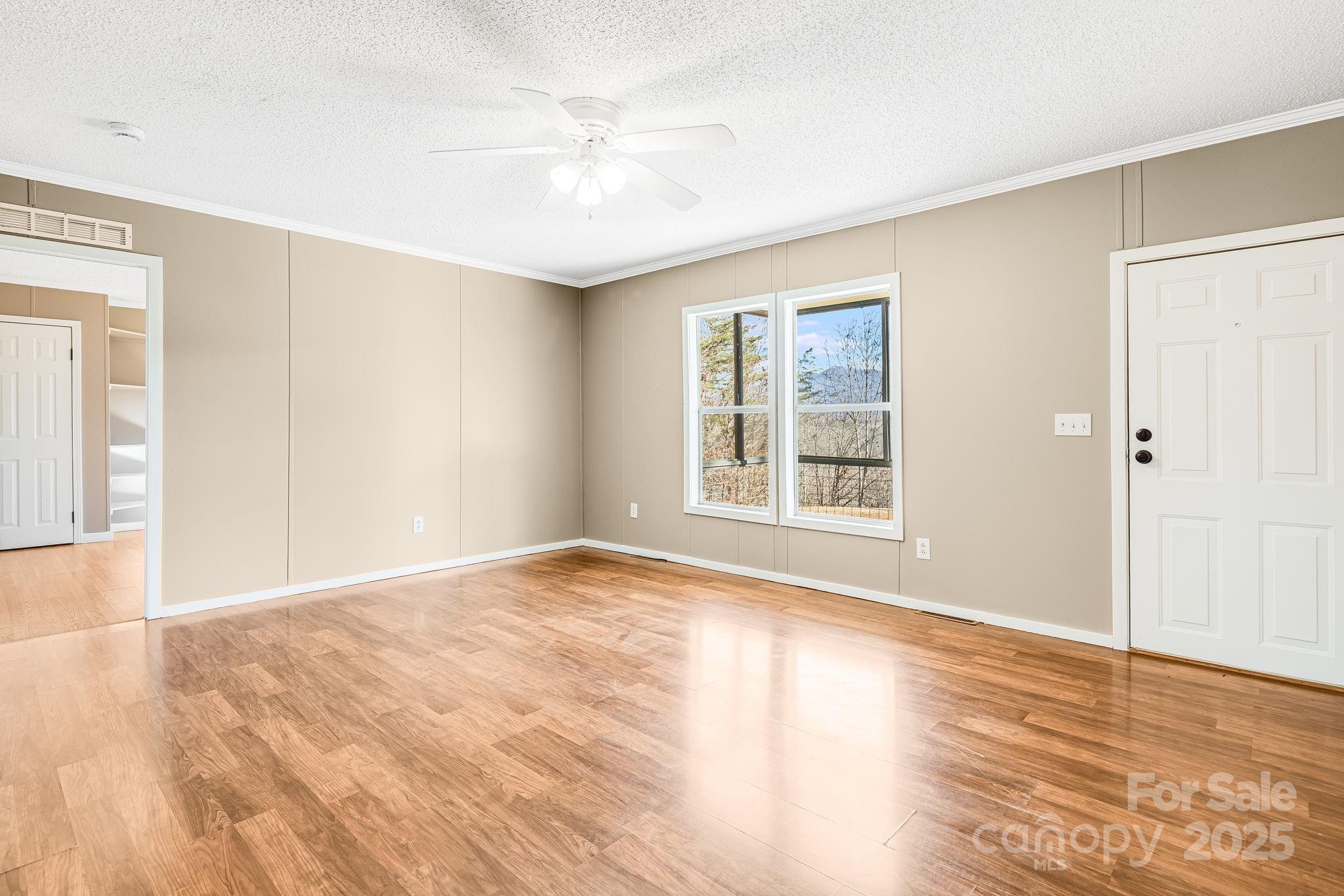 15 Cyrus Lane — Weaverville