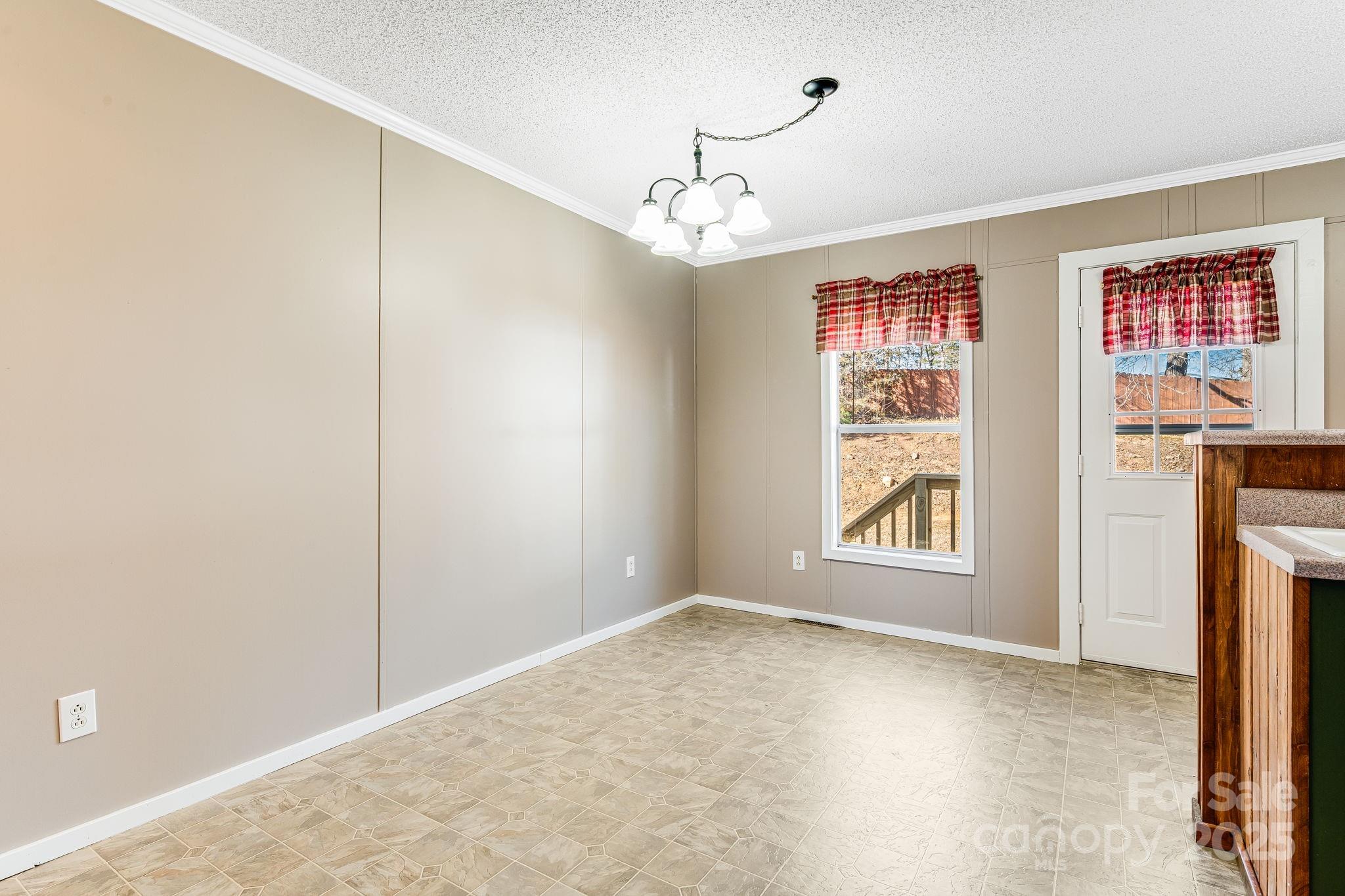 15 Cyrus Lane — Weaverville