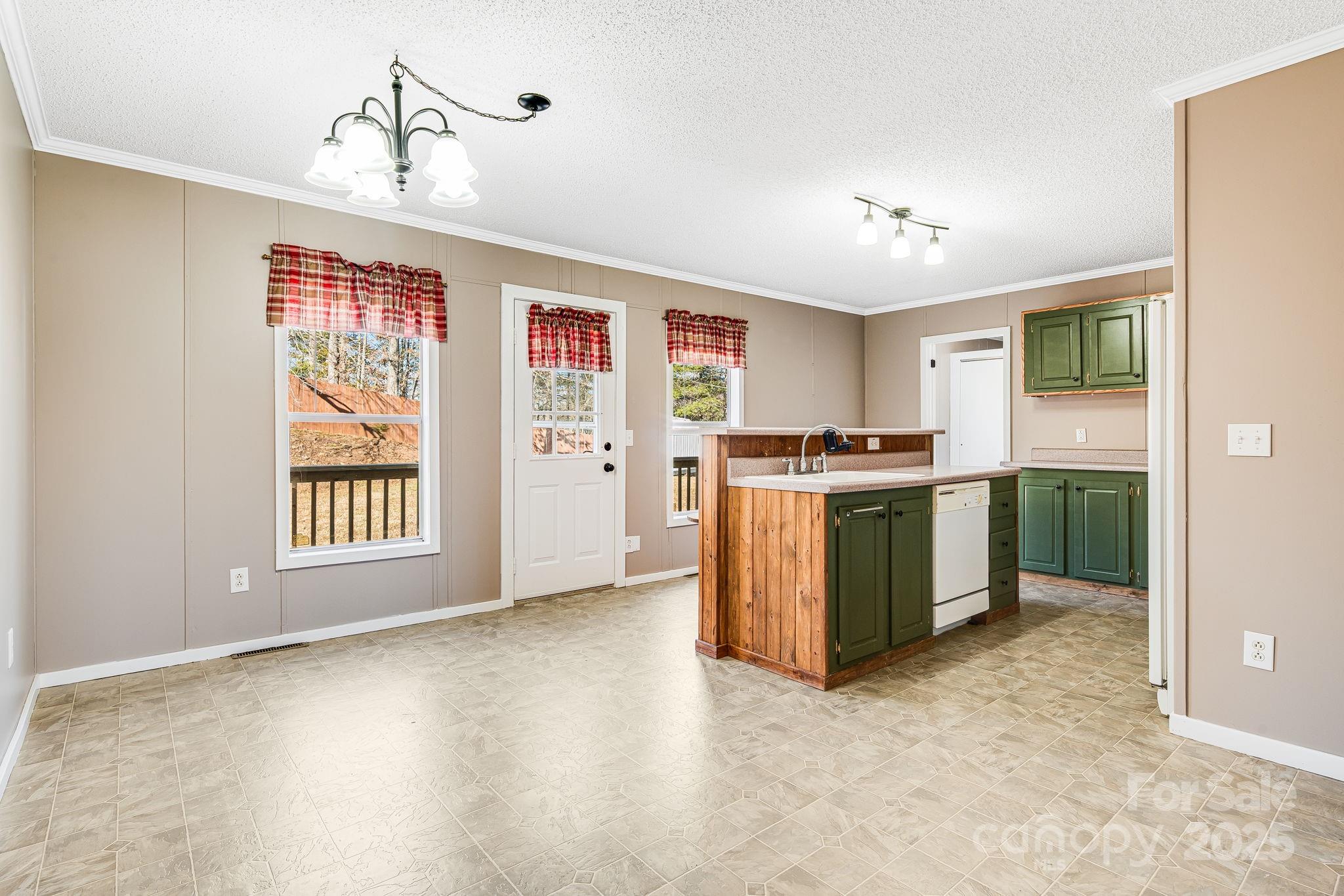 15 Cyrus Lane — Weaverville