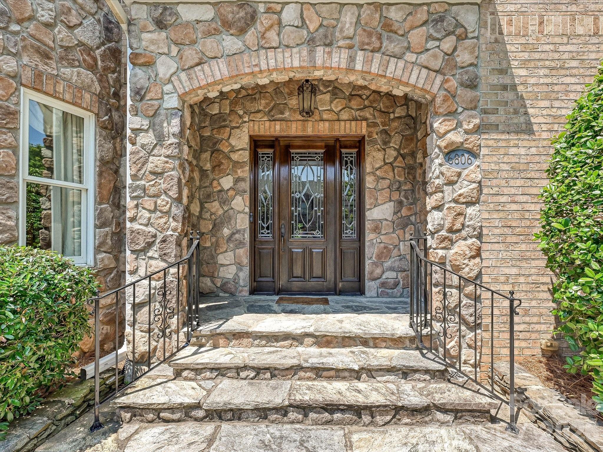 6806 Larrisa Court — Charlotte