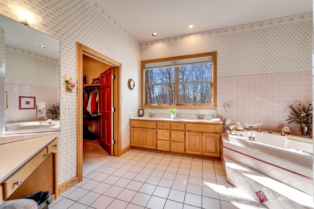 832 Asheville Highway — Sylva