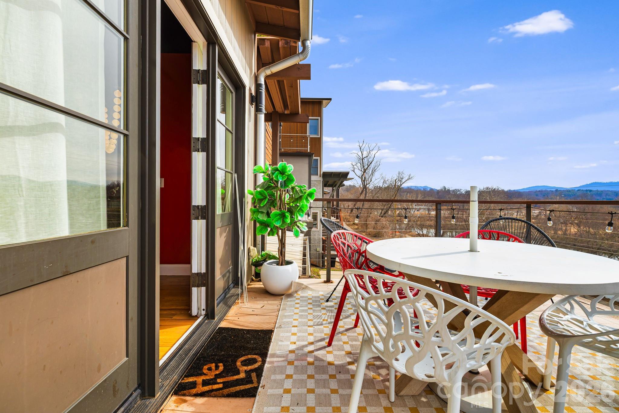 26 Upstream Way — Asheville