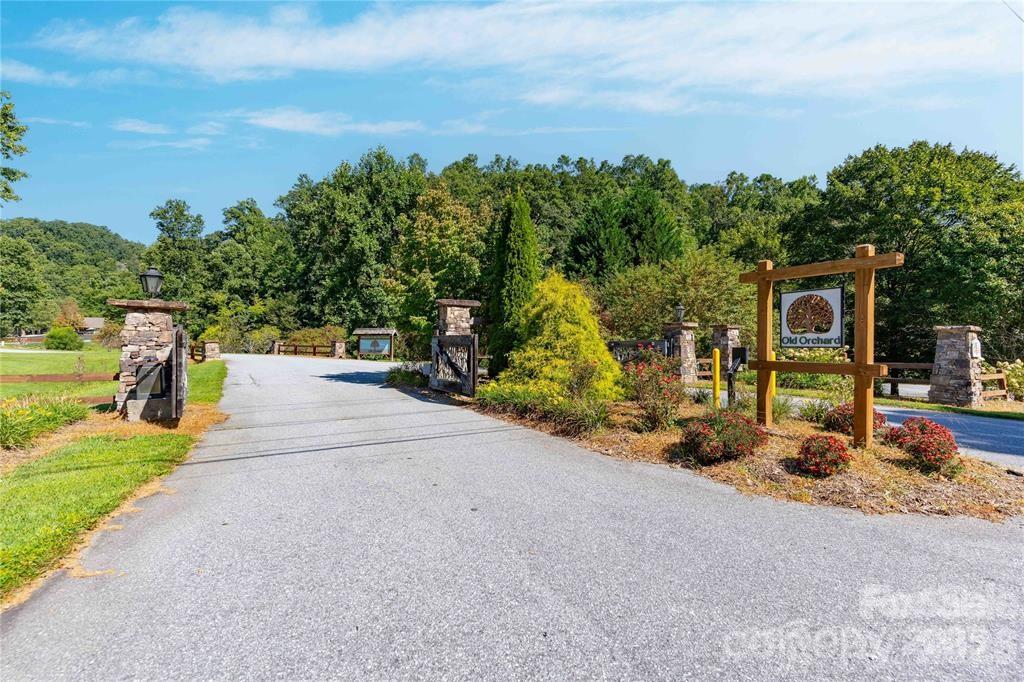 334 Summer Orchard Drive — Hendersonville