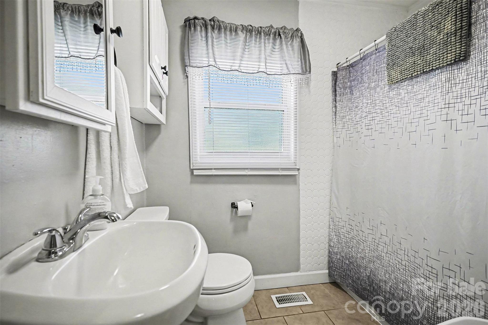 410 E Indiana Avenue — Bessemer City
