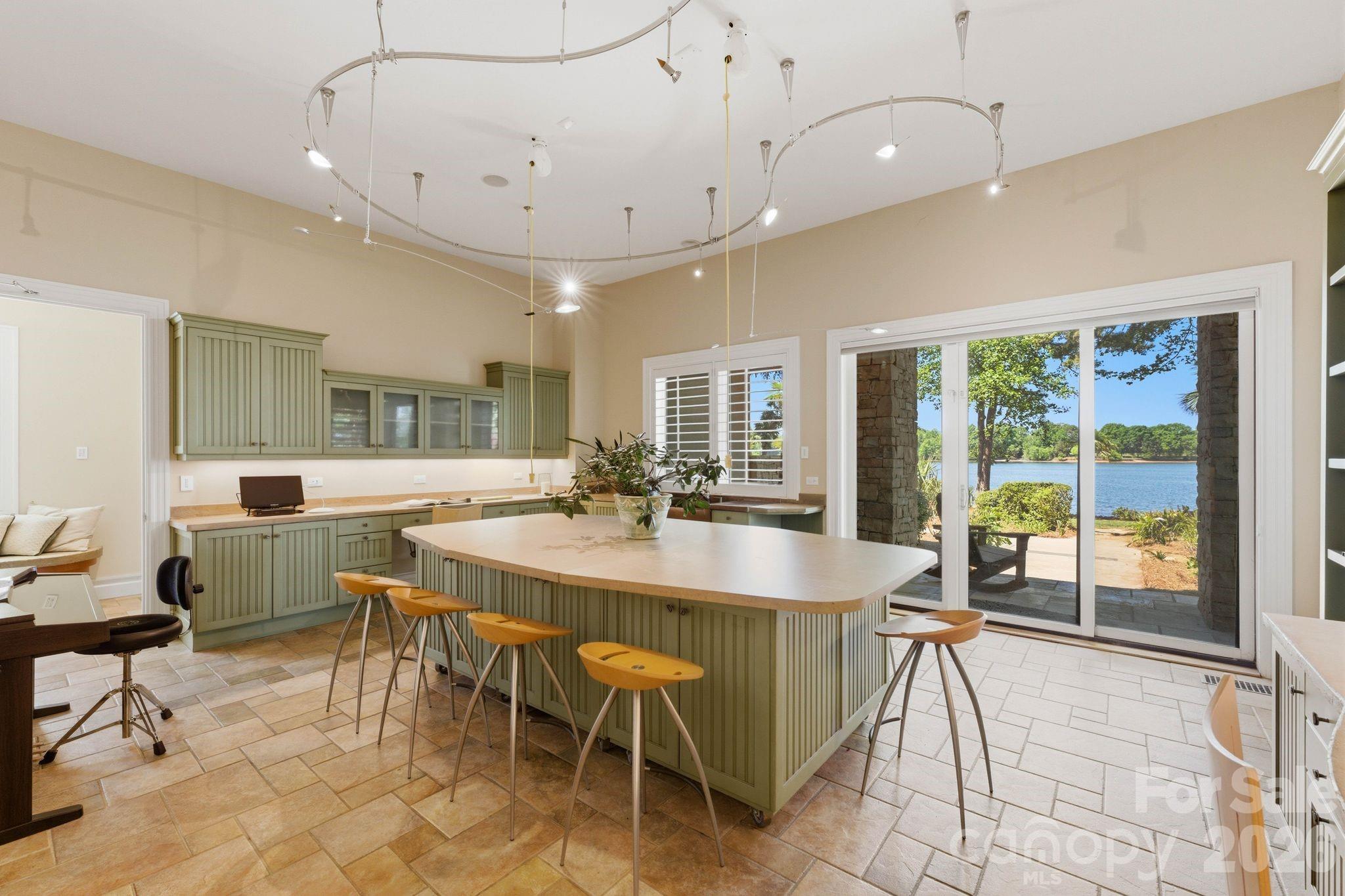 14051 Island Drive — Huntersville
