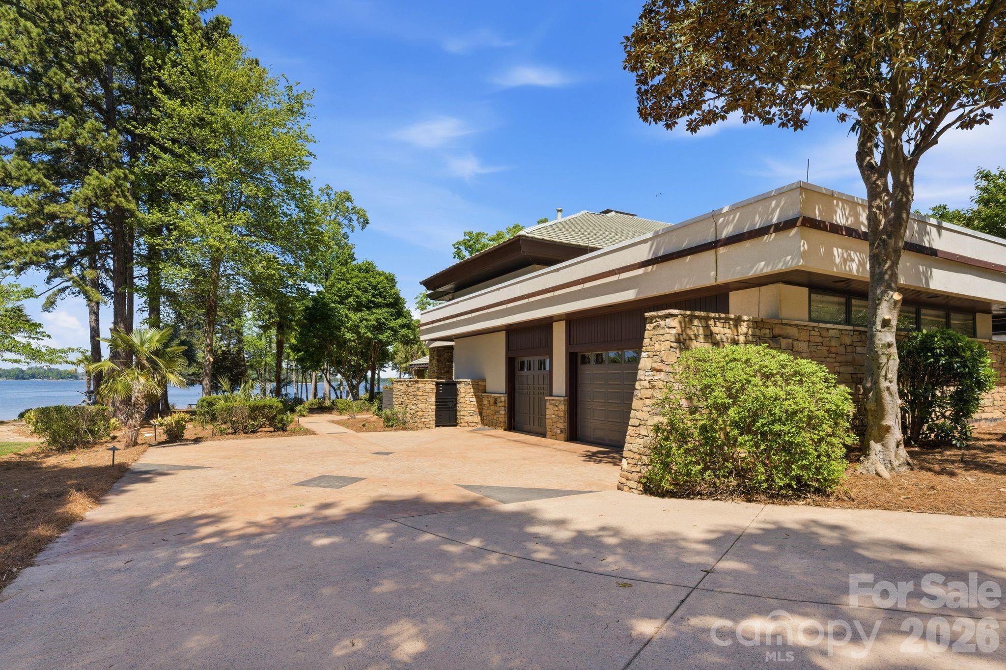14051 Island Drive — Huntersville