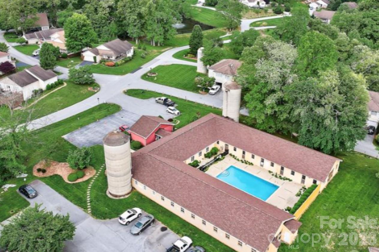 115 Creeks End Circle — Mills River