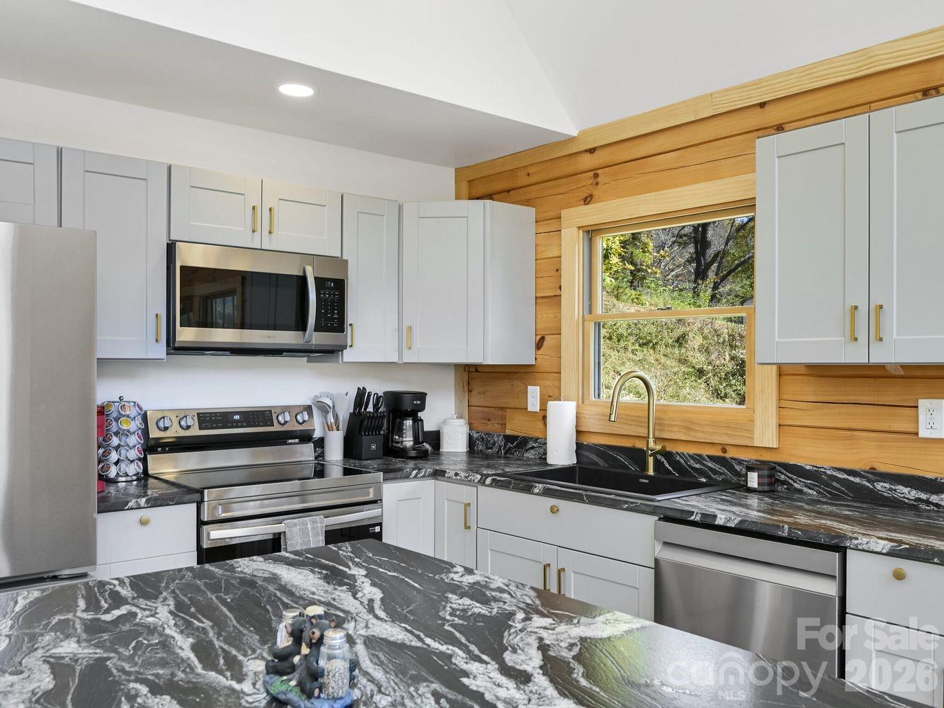 194 Fox Run Road — Canton