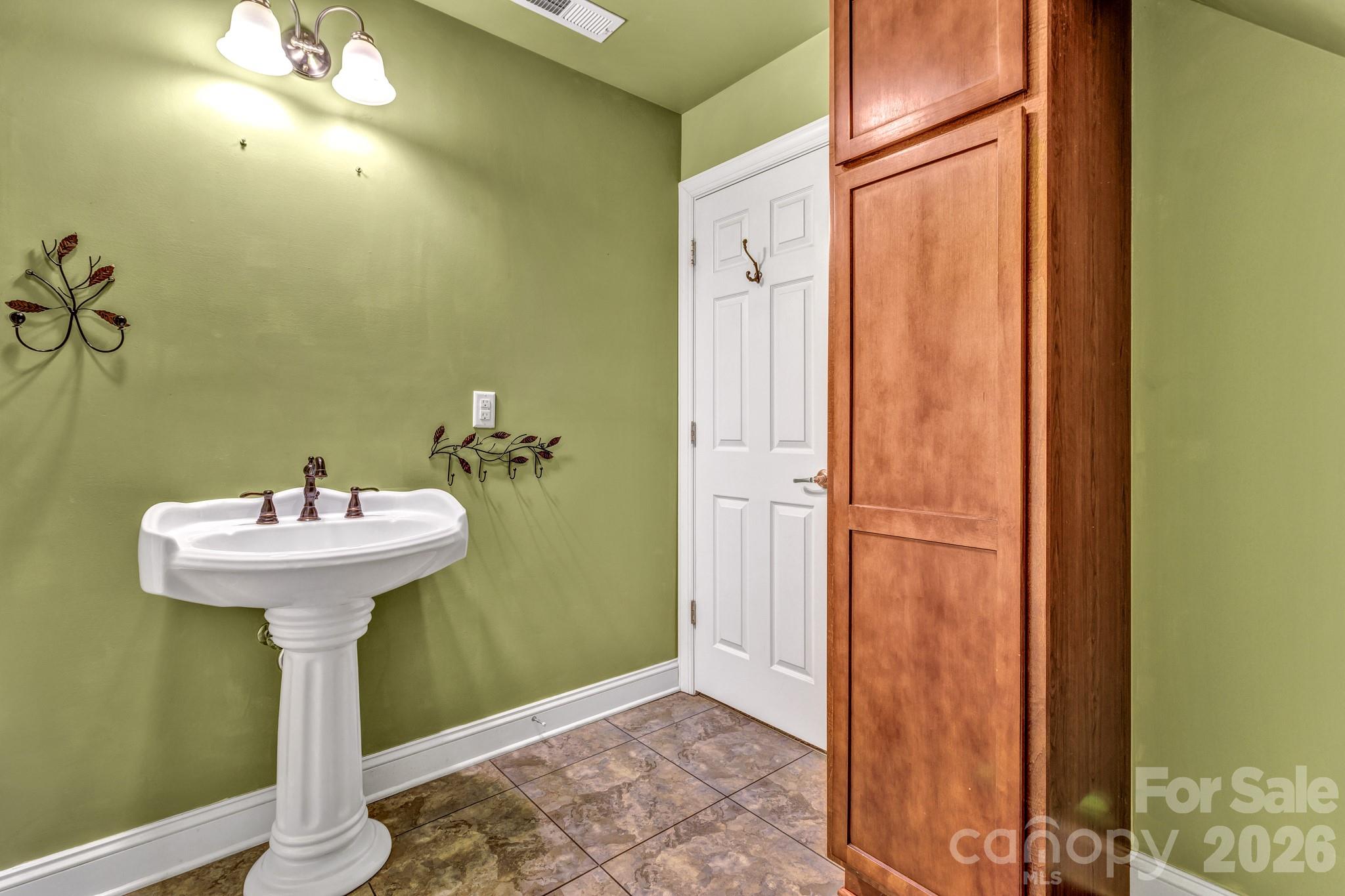 387 Goodview Drive — Hendersonville