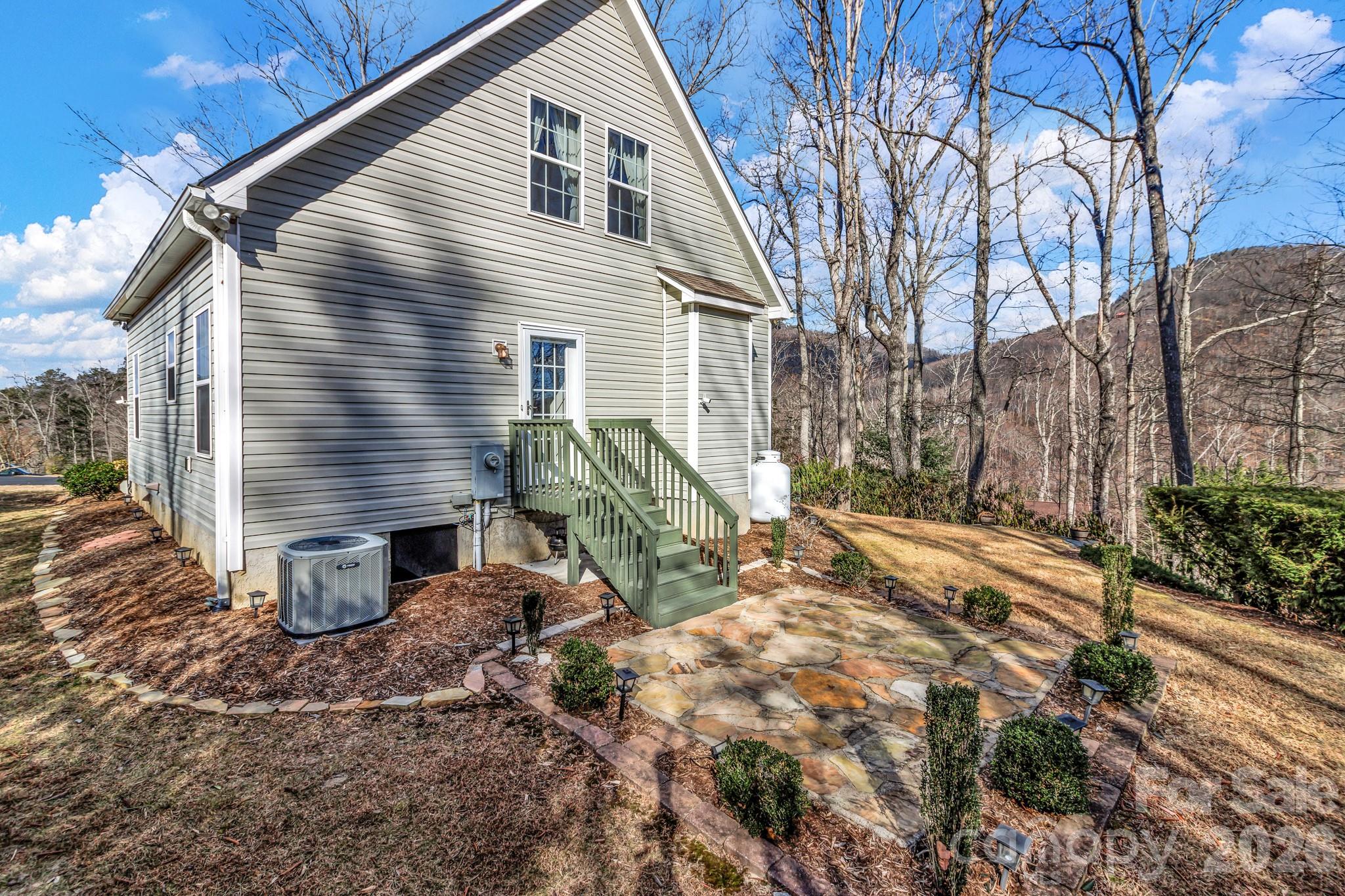 387 Goodview Drive — Hendersonville