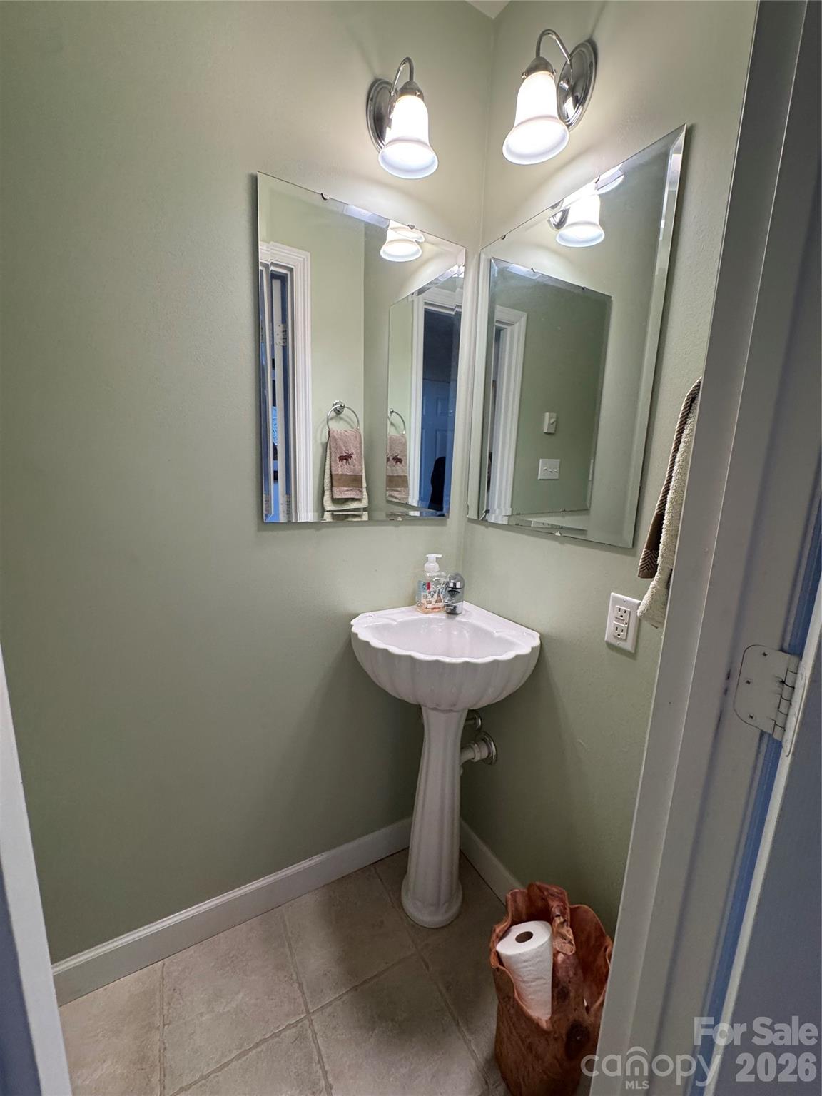 128 Hillcrest Road — Newland