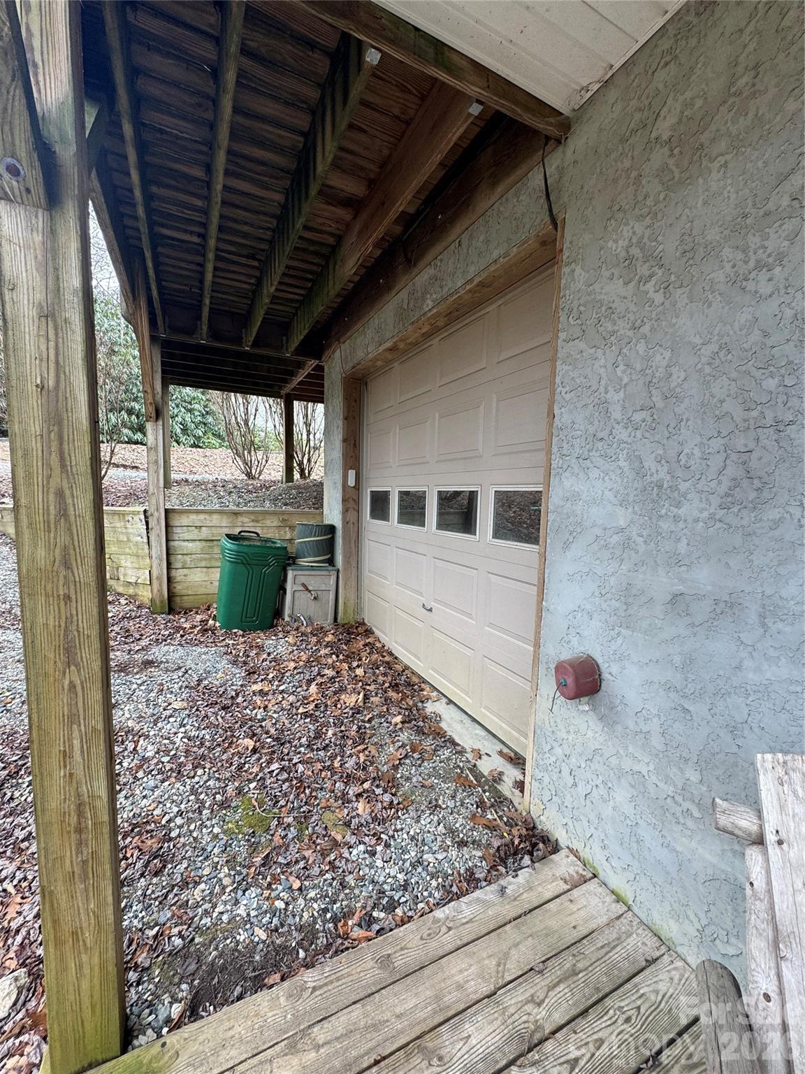 128 Hillcrest Road — Newland