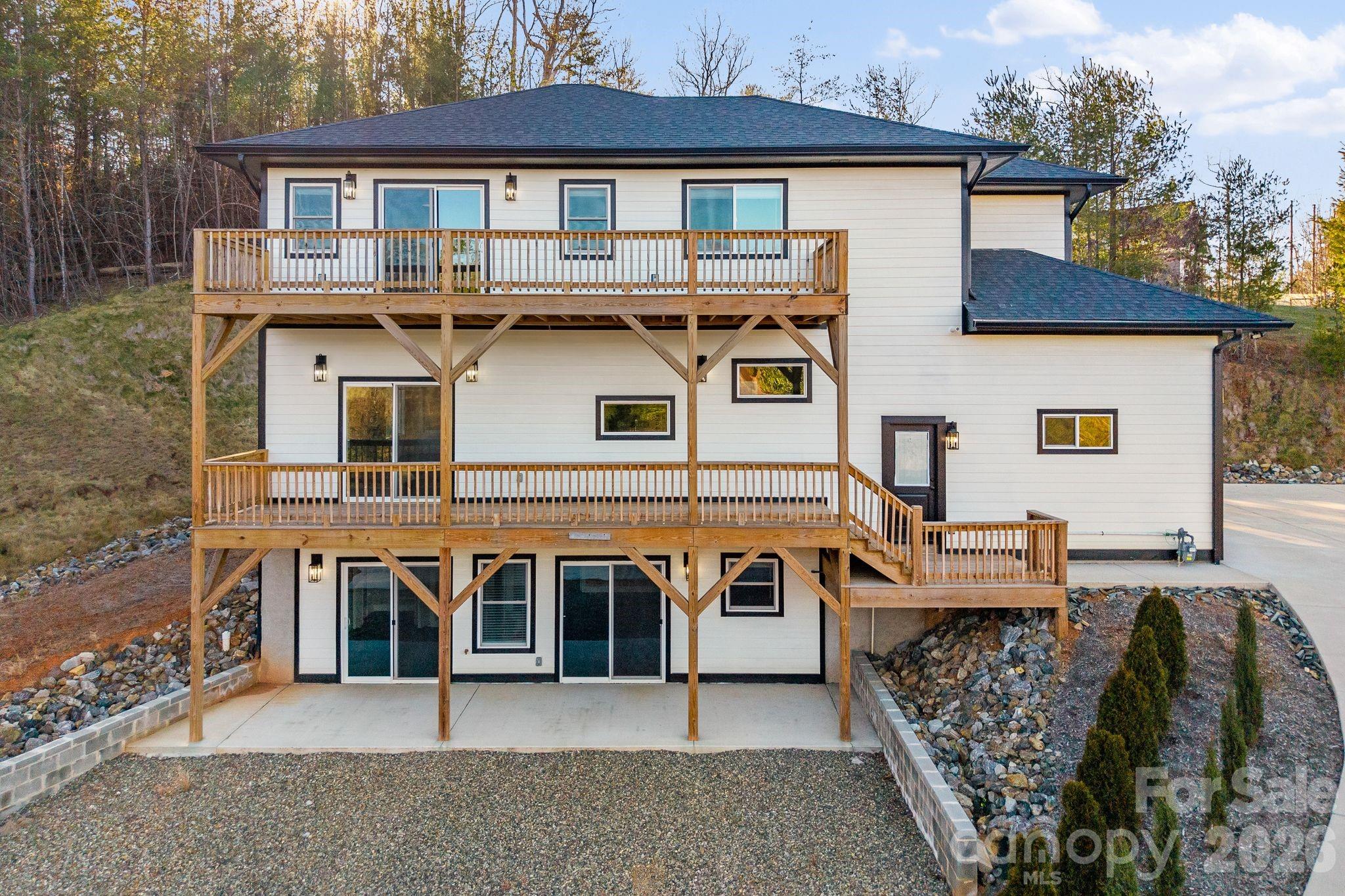115 Nader Avenue — Weaverville