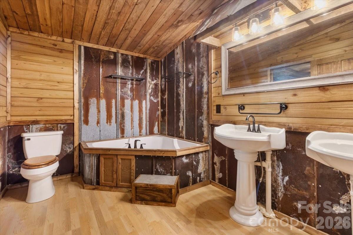 1050 Wyatt Town Road — Burnsville