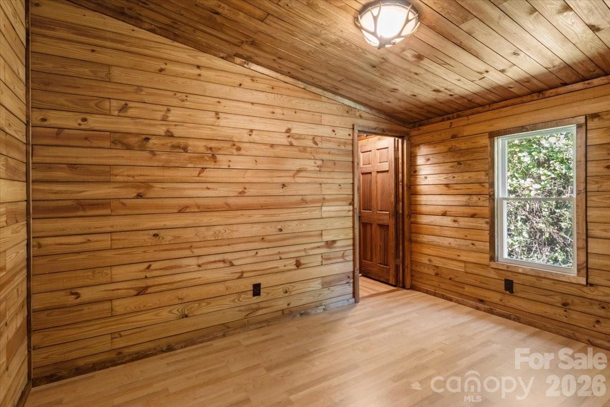 1050 Wyatt Town Road — Burnsville