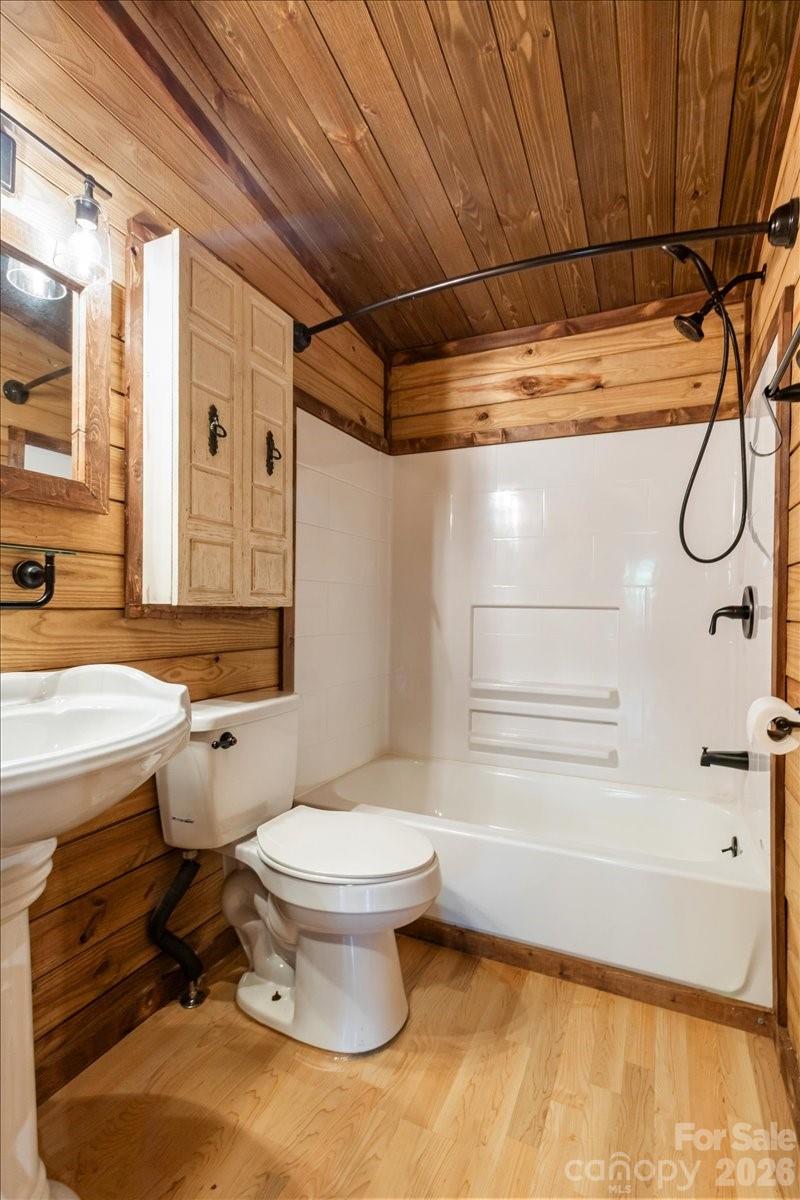 1050 Wyatt Town Road — Burnsville