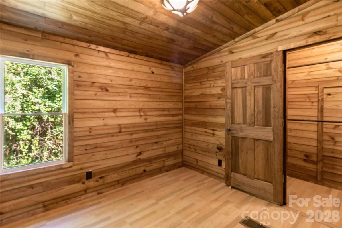 1050 Wyatt Town Road — Burnsville