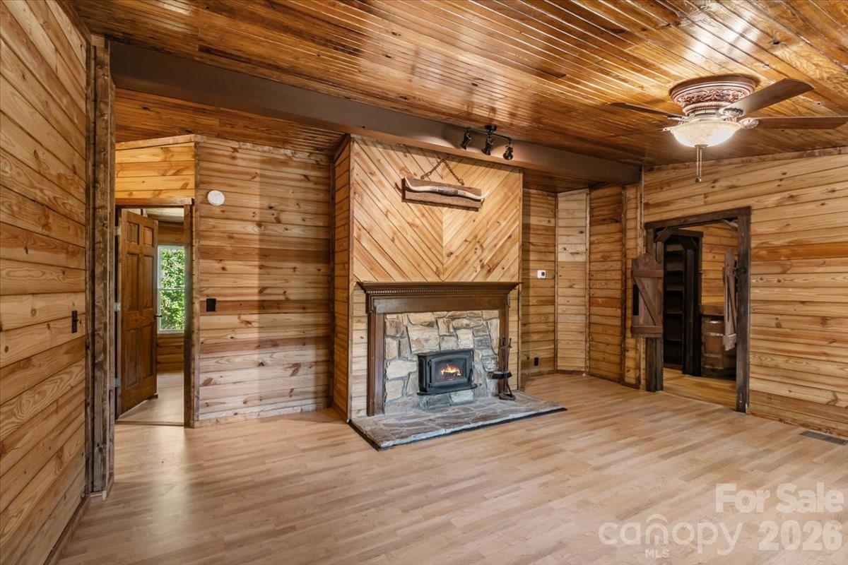 1050 Wyatt Town Road — Burnsville