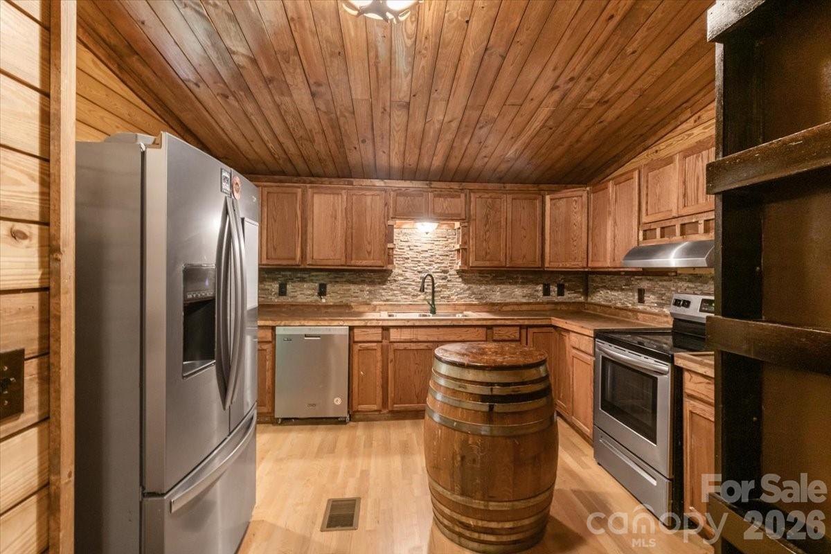 1050 Wyatt Town Road — Burnsville