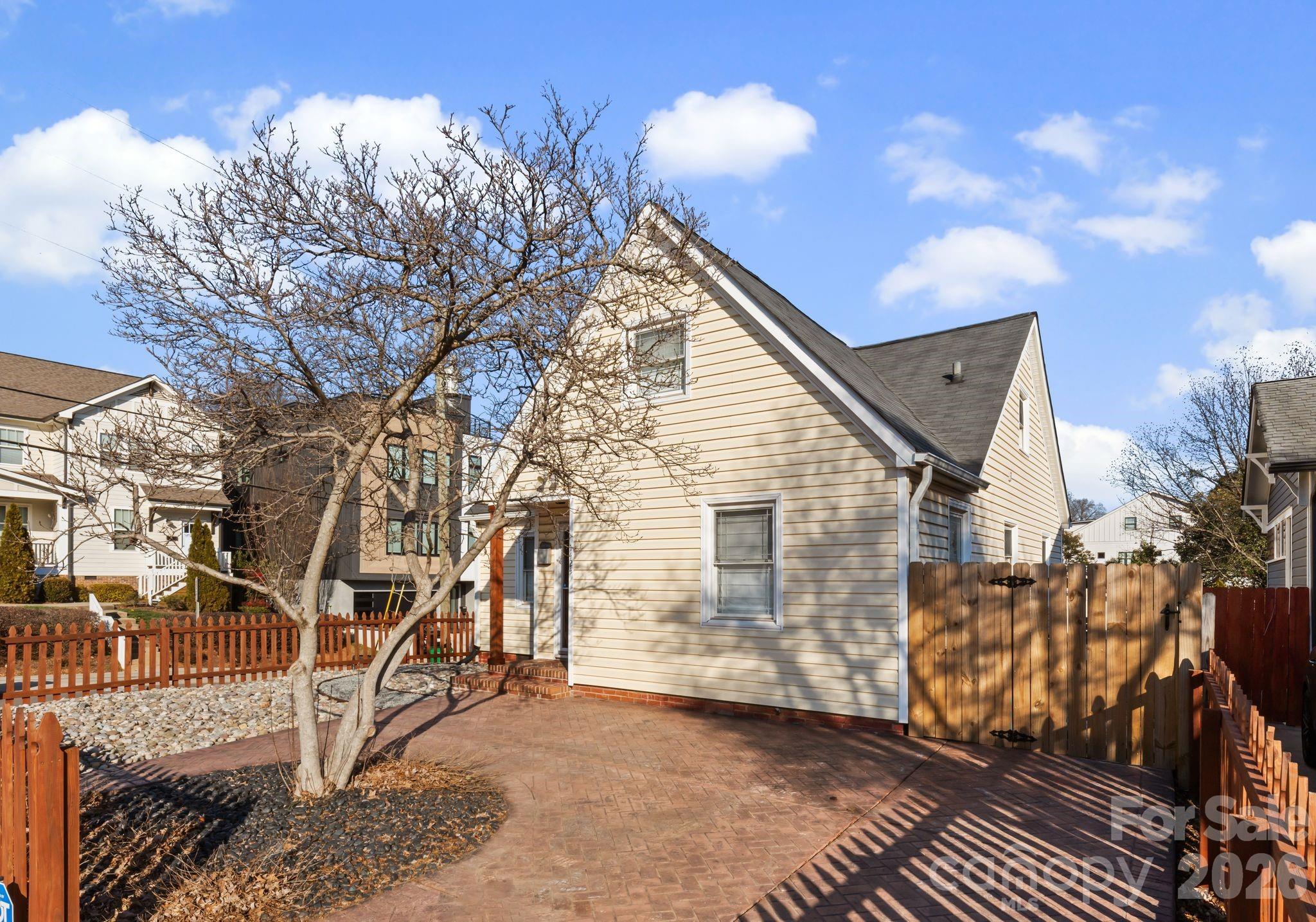 1424 Nandina Street — Charlotte