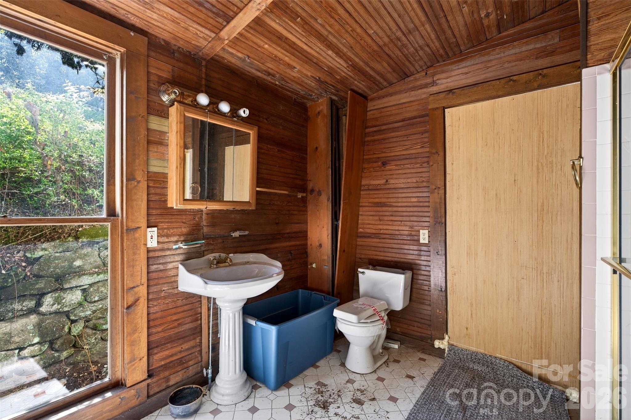 105 Poplar Street — Saluda