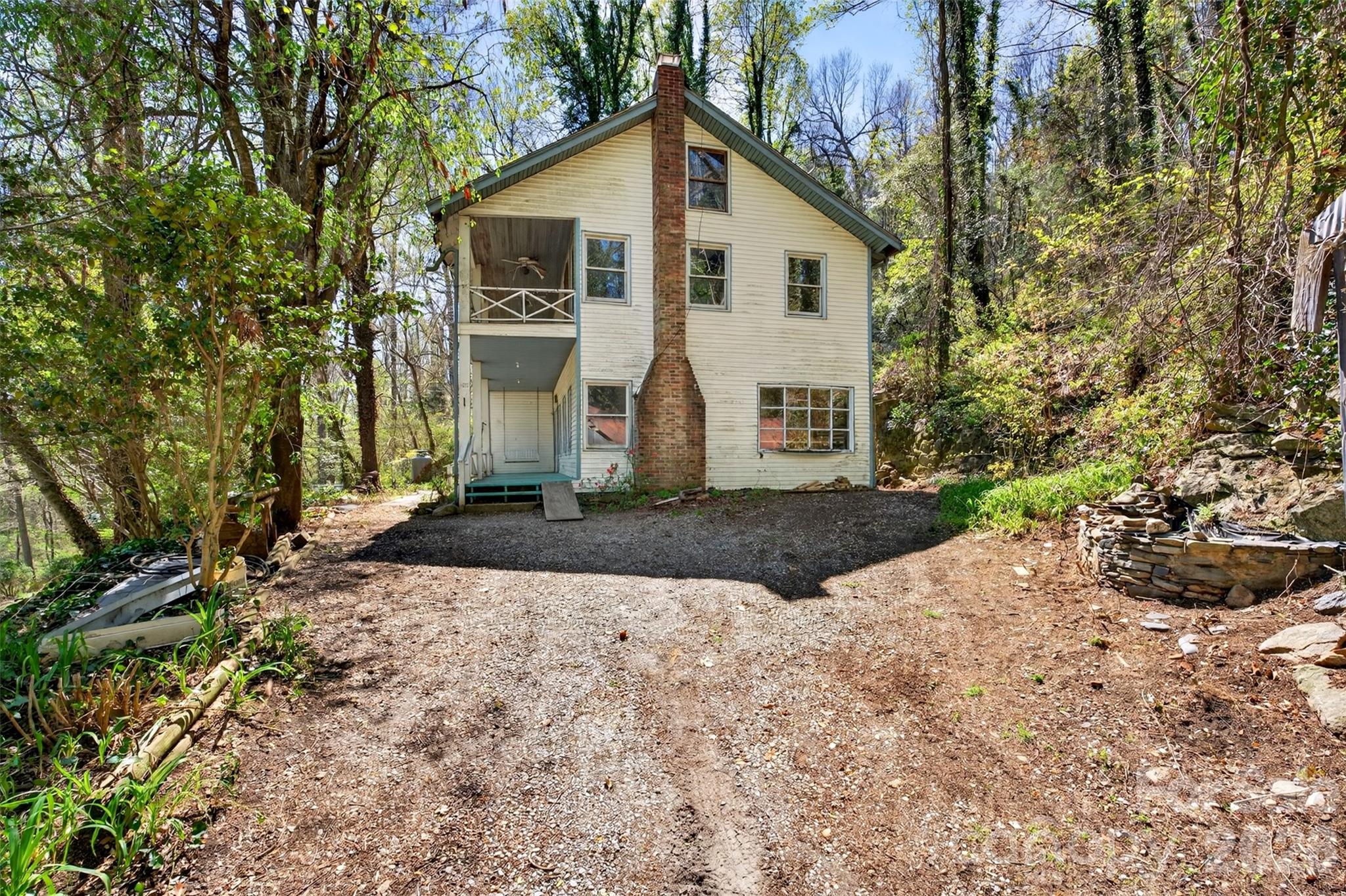 105 Poplar Street — Saluda