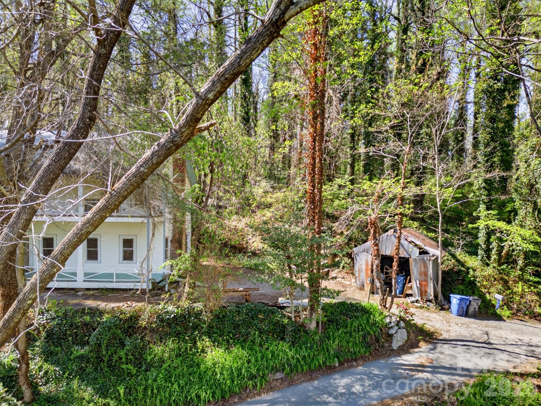 105 Poplar Street — Saluda