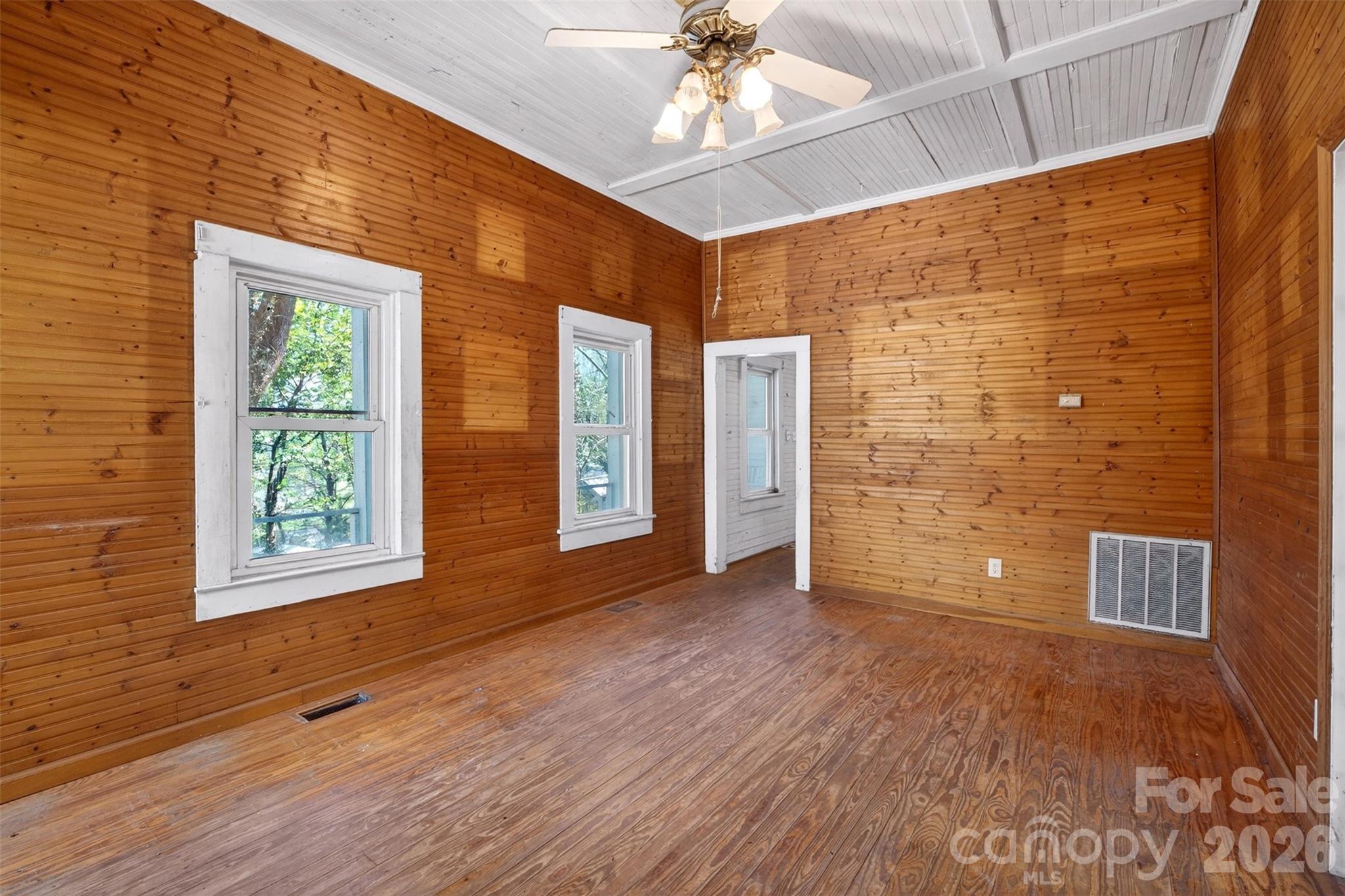 105 Poplar Street — Saluda