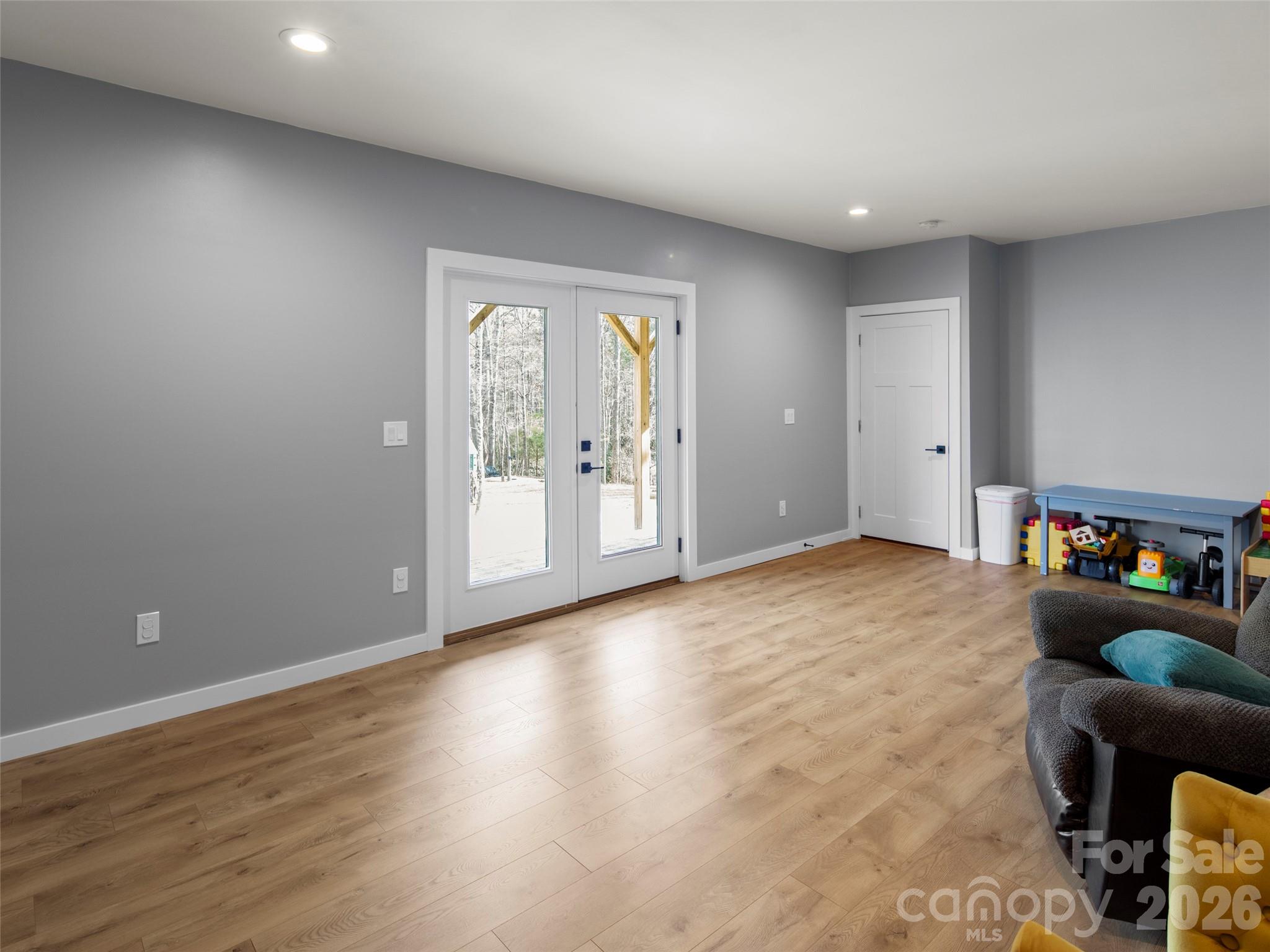 127 Walt Drive — Hendersonville
