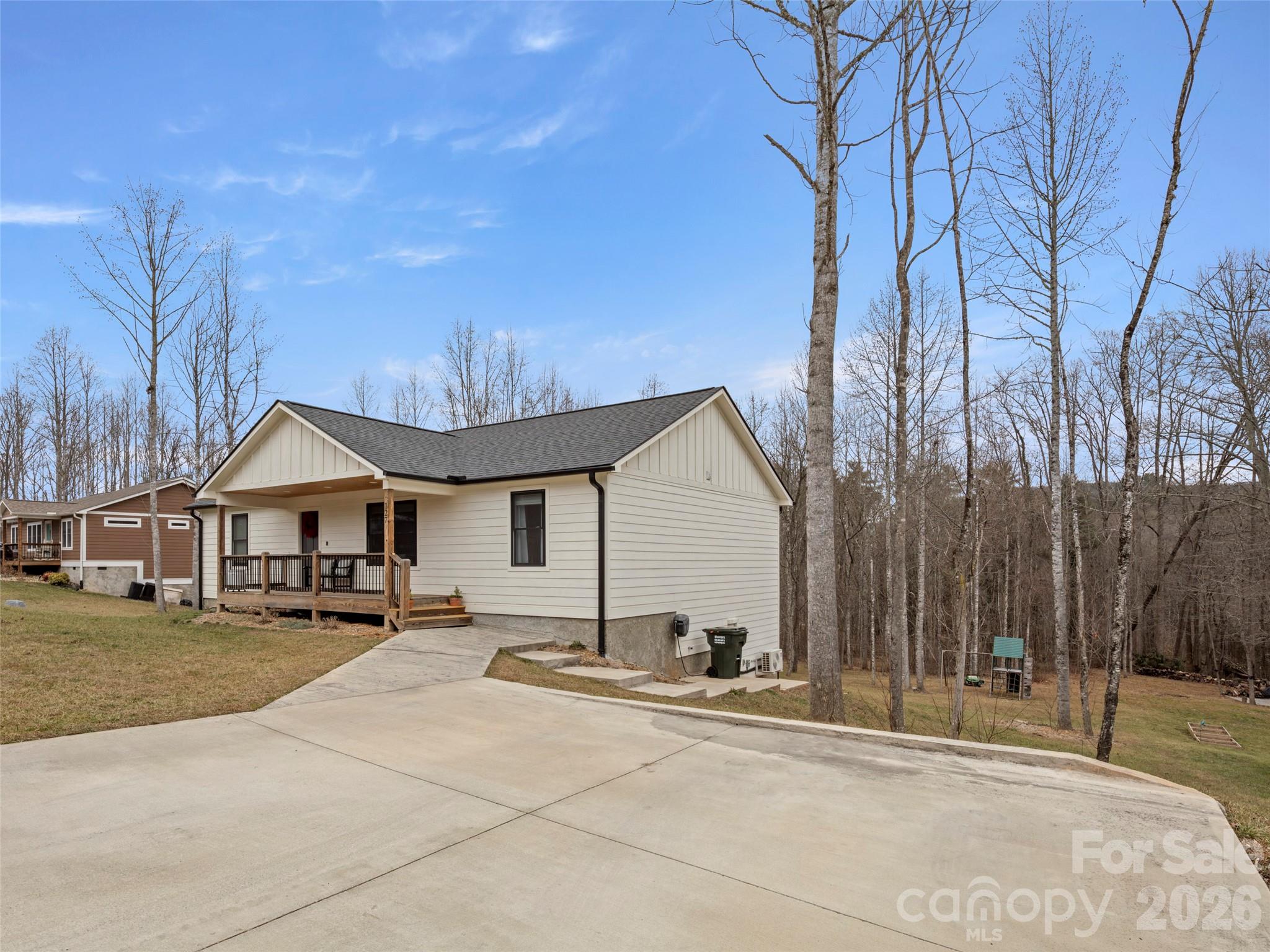 127 Walt Drive — Hendersonville
