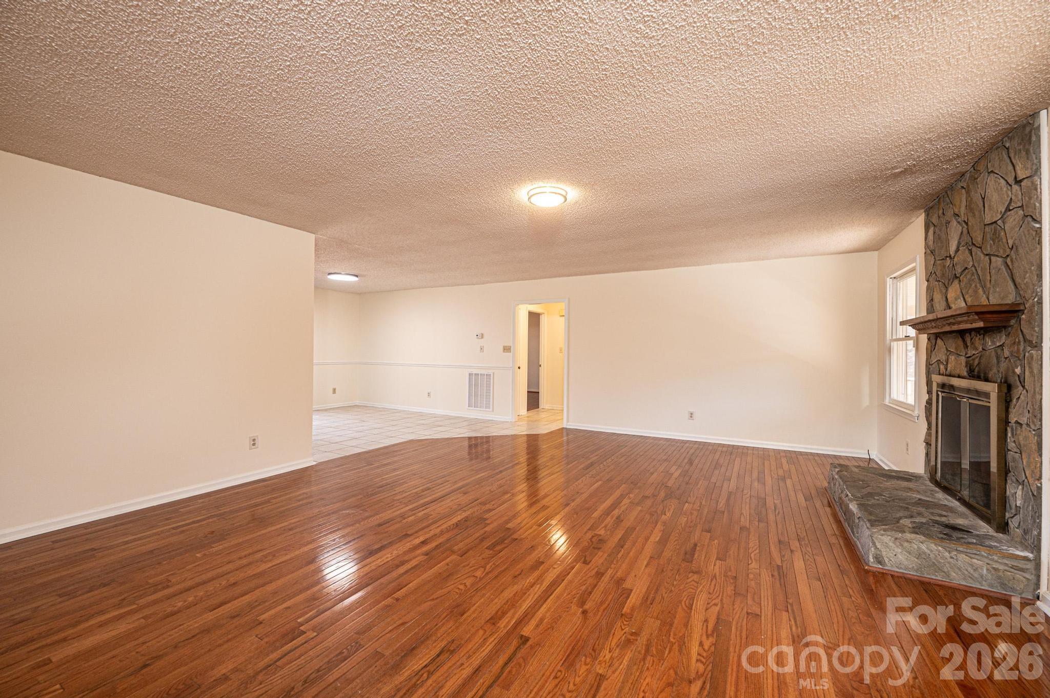 5284 Lisa Lane — Hickory