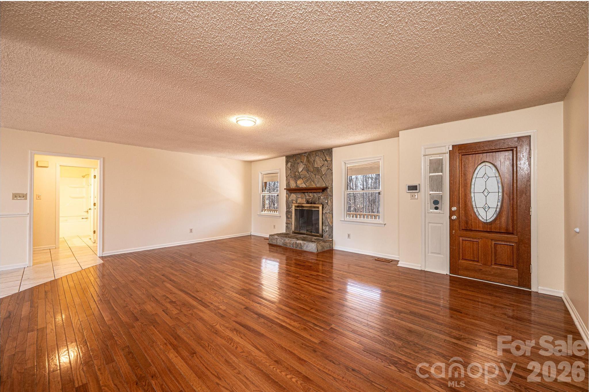 5284 Lisa Lane — Hickory